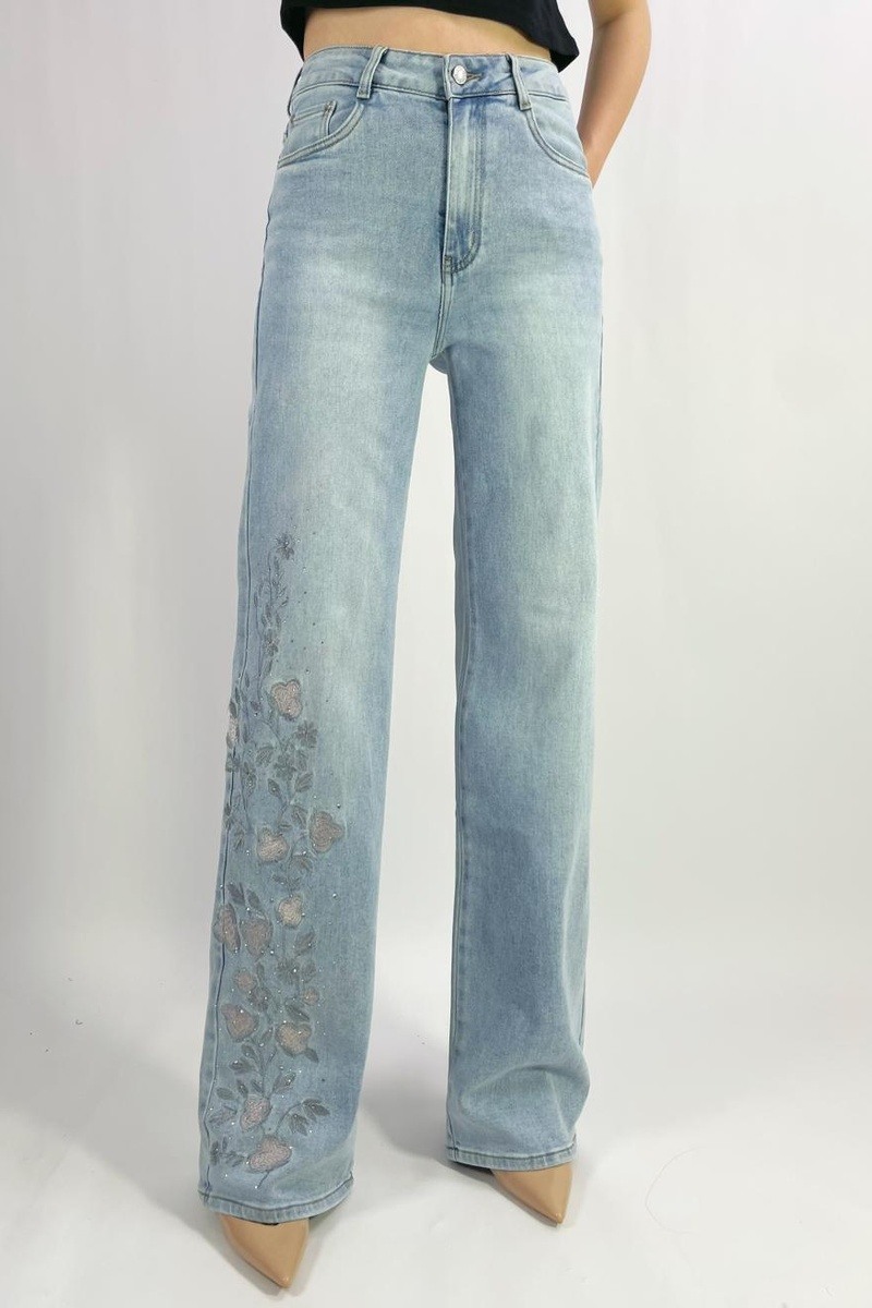 Mayorista Lusa Denim - Jeans premium de pierna recta con elástico, adornados con pedrería y bordado floral, tallas 36-46