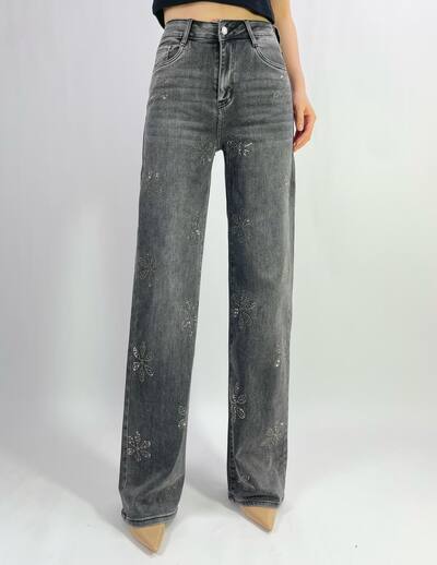 Grossiste Lusa Mode - Jean premium coupe droite stretch avec strass fleuri T36-T46 Grossiste Lusa Mode - Jean premium coupe droite stretch avec strass fleuri T36-T46