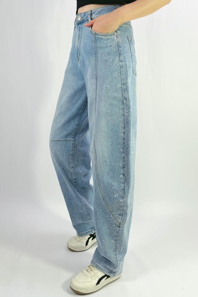 Grossiste Lusa Mode - Jean barrel large stretch délavé à strass latéraux T36-T46 Grossiste Lusa Mode - Jean barrel large stretch délavé à strass latéraux T36-T46
