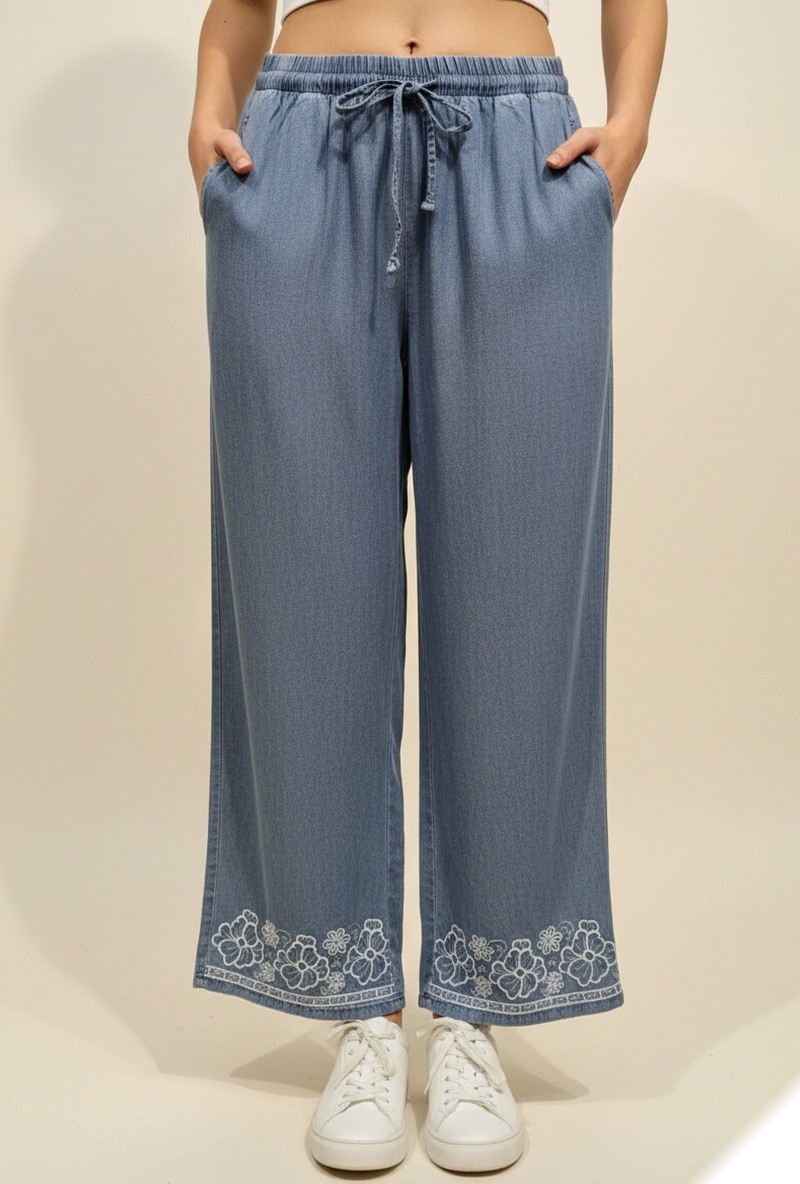 Mayorista Lusa Mode - Pantalón liso color vaquero con bordado floral, cinturón y bolsillos