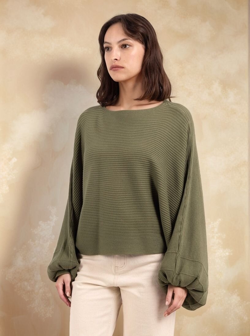 Grossista Lusa Mode - Maglione semplice con rilievo orizzontale e taglio originale