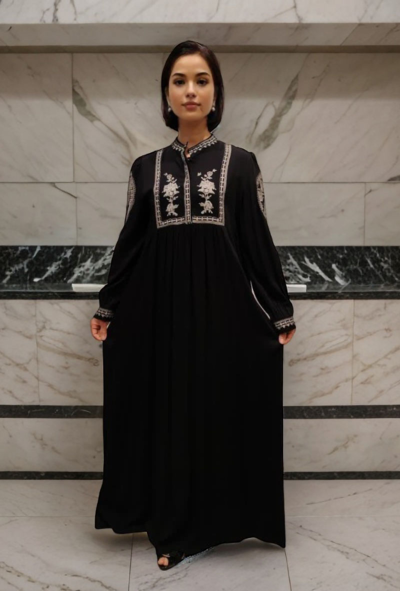Großhändler Lusa Mode - Langes, schlichtes Kleid mit Stickereien an Kragen, Schultern und Ärmeln