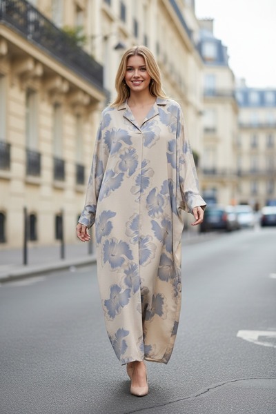 Wholesaler Lusa Mode - Flowy maxi dress with floral print, butterfly sleeves, and a shirt collar Wholesaler Lusa Mode - Flowy maxi dress with floral print, butterfly sleeves, and a shirt collar
