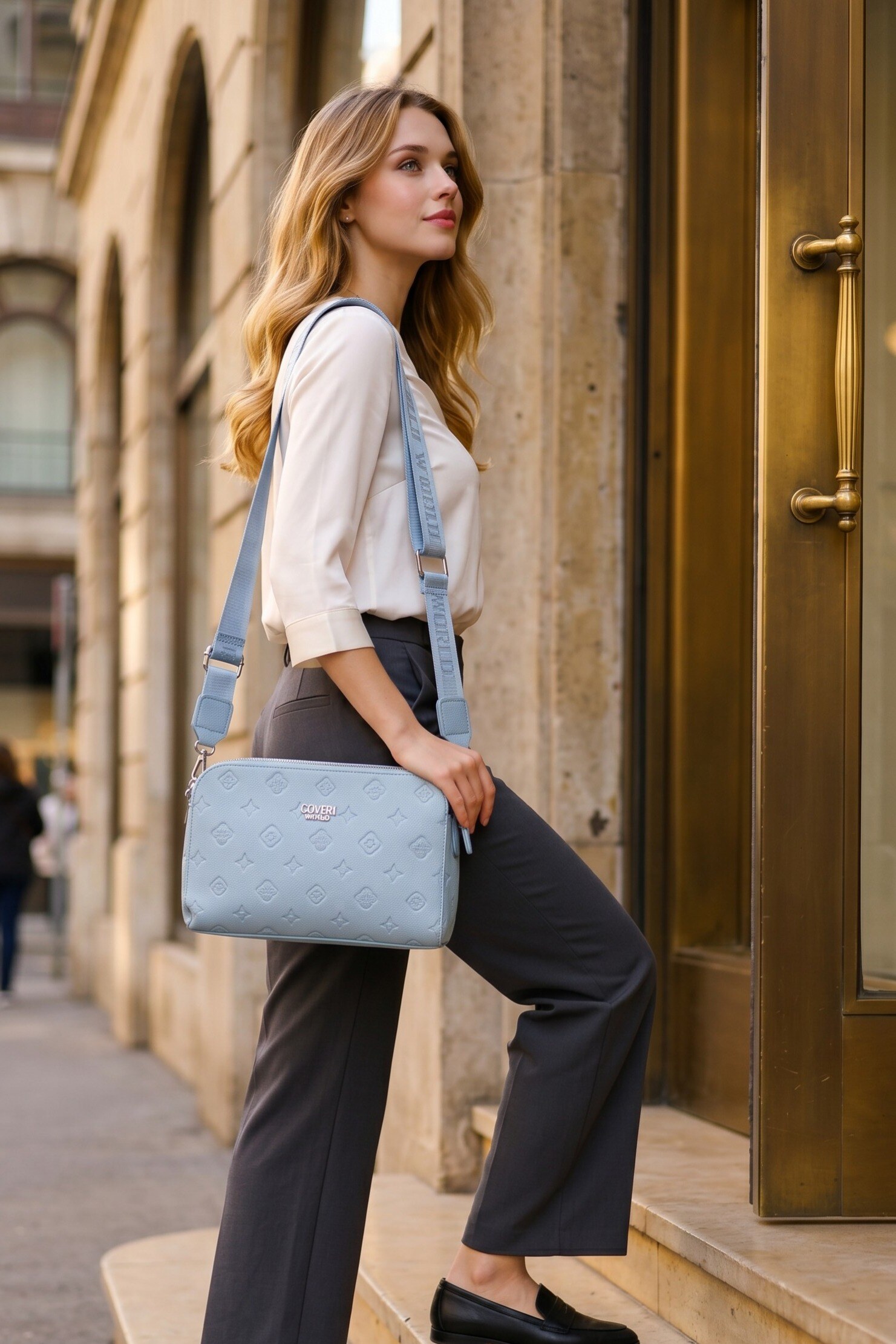 Mayorista LUX - Bolso bandolera — monograma en relieve tono sobre tono — triple compartimento con cremallera — CHIC