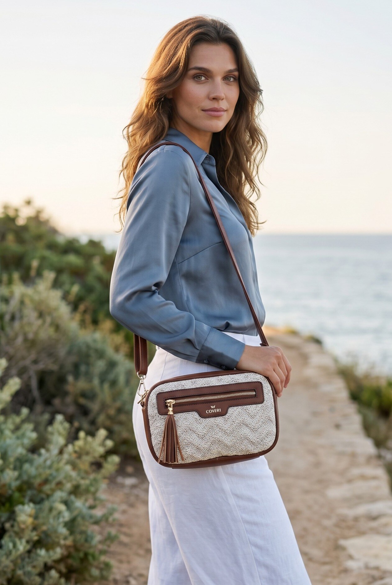 Wholesaler LUX - Crossbody bag — bicolor raffia and PU with tassel — camera bag — summer