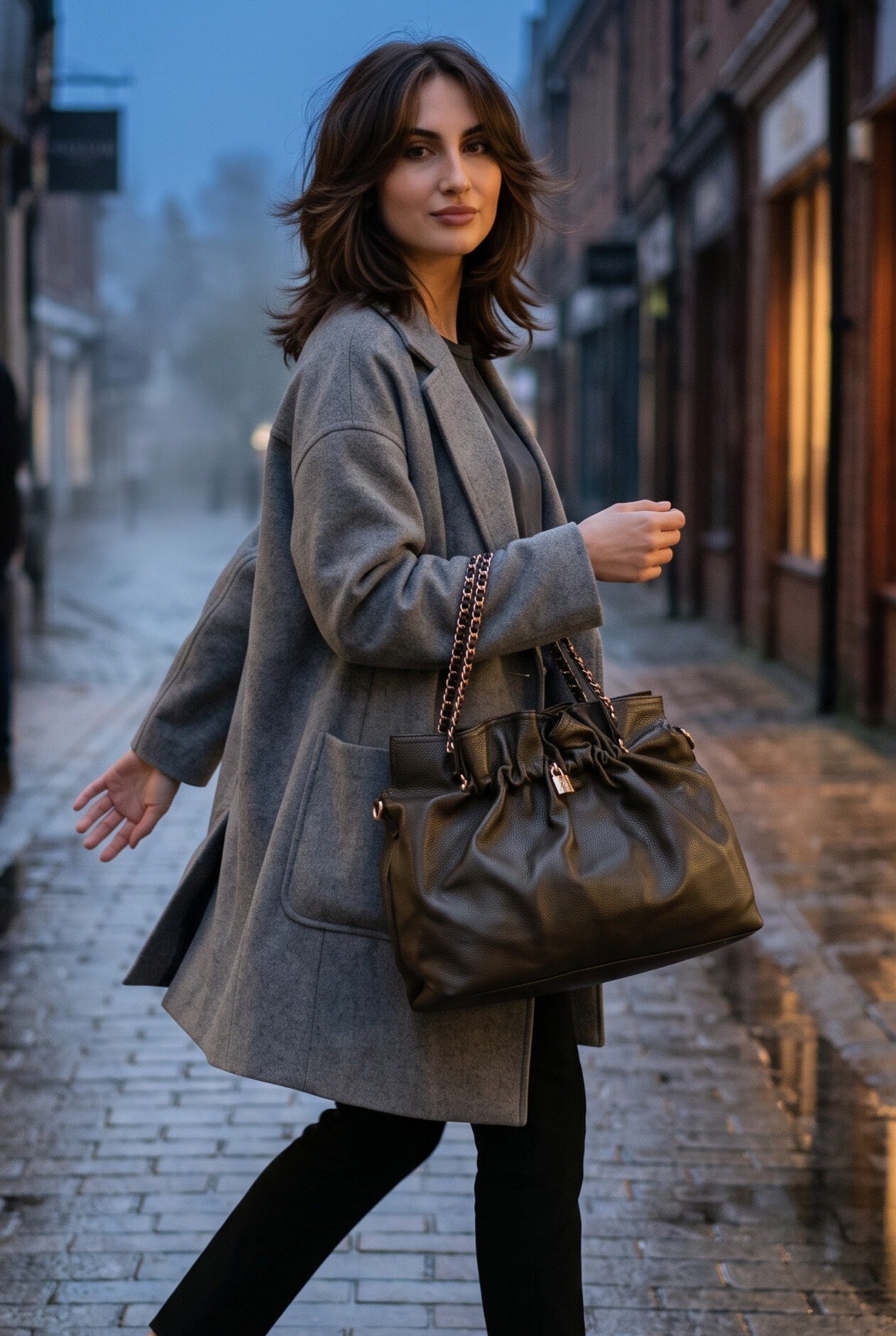 Wholesaler LUX - Handbag — ruched faux leather with chain handle and lock — shoulder strap included — CHIC