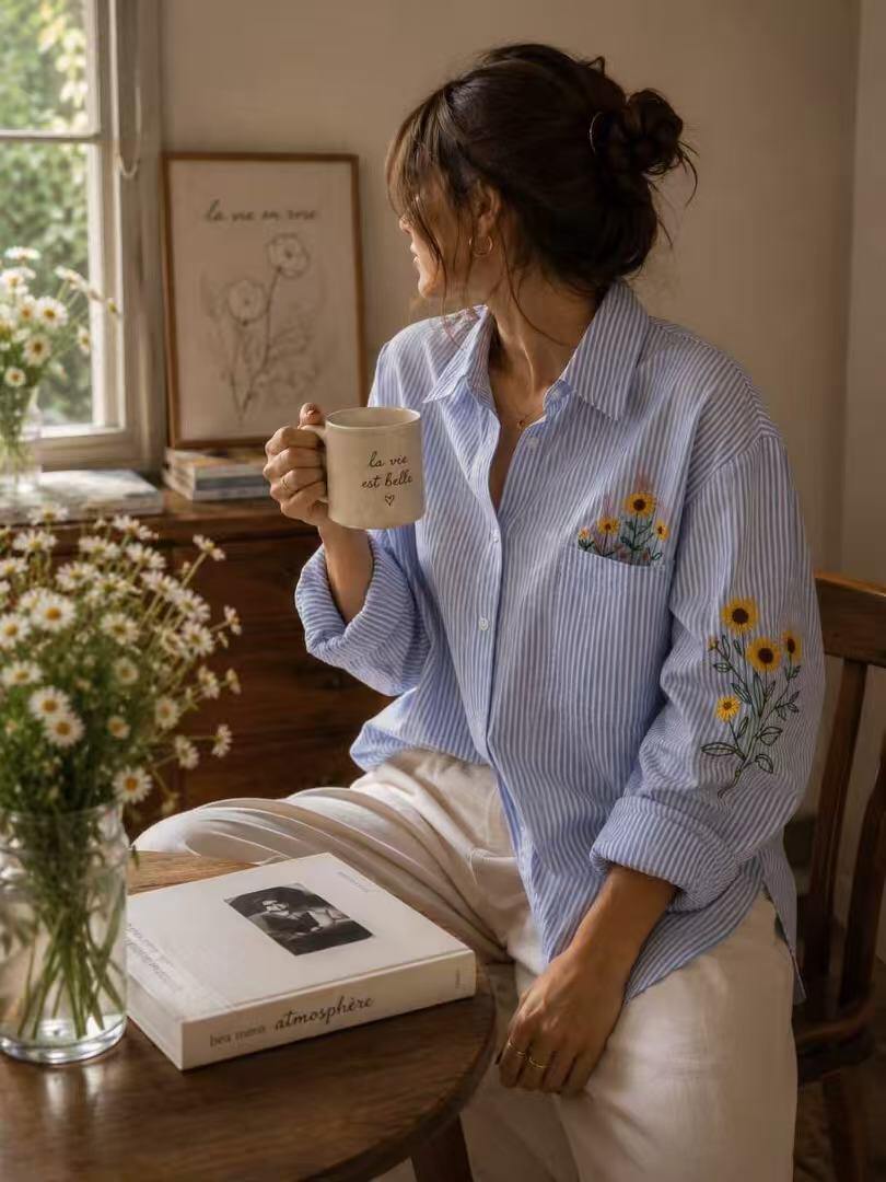 Grossista LUZABELLE Paris - Camicia oversize a righe con fiori applicati