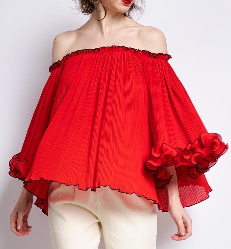 Grossista LUZABELLE - Blusa Bardot Plissettata con Volant – Chic & Femminile