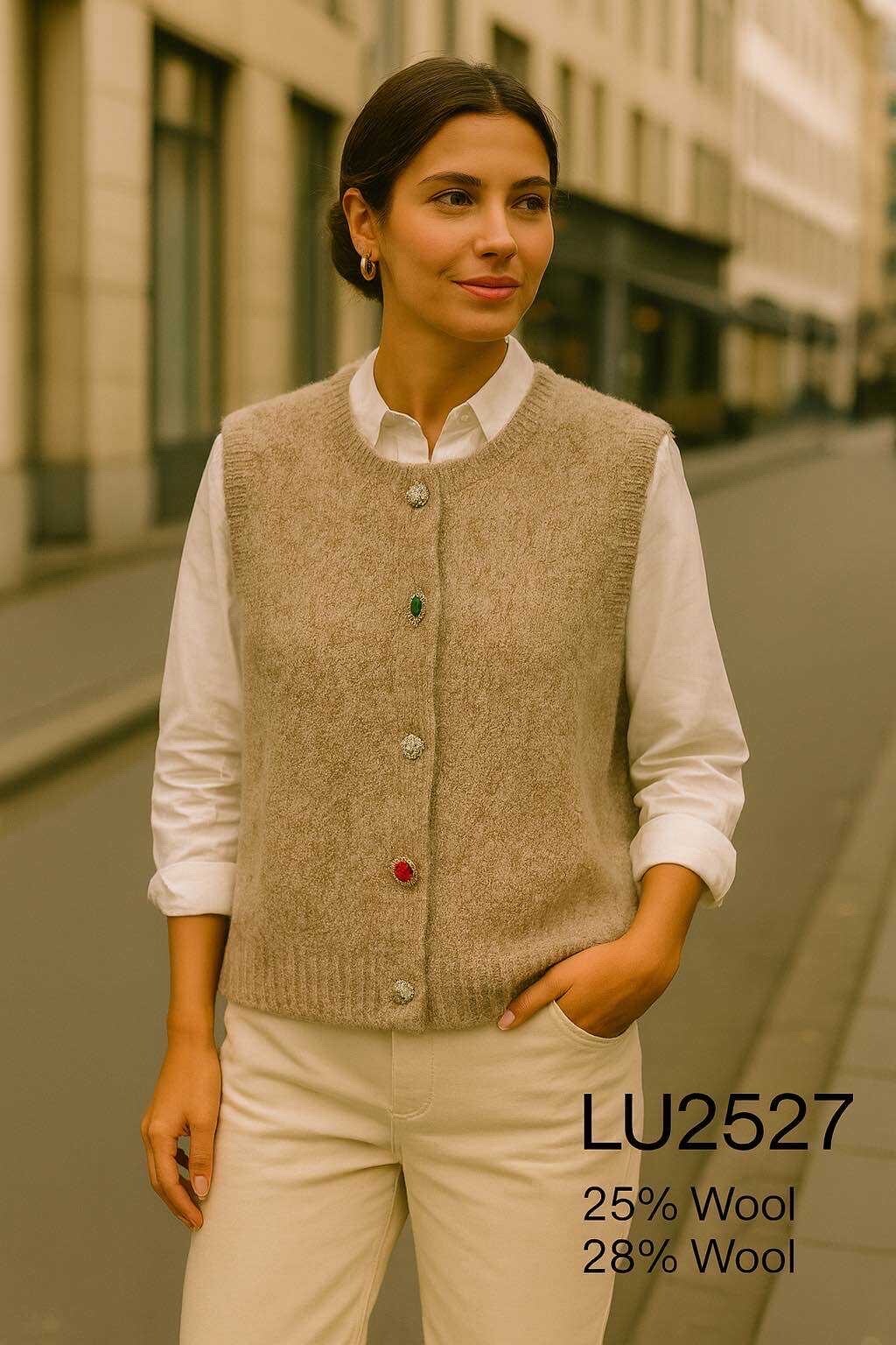 Grossiste LUZABELLE - Gilet Sans Manches en Laine – Boutons Bijoux
