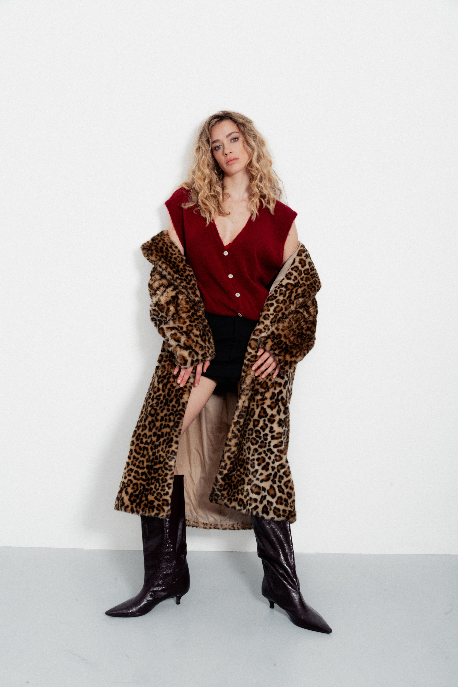 Grossiste LYCHEE - GILET COL V AVEC BOUTONS