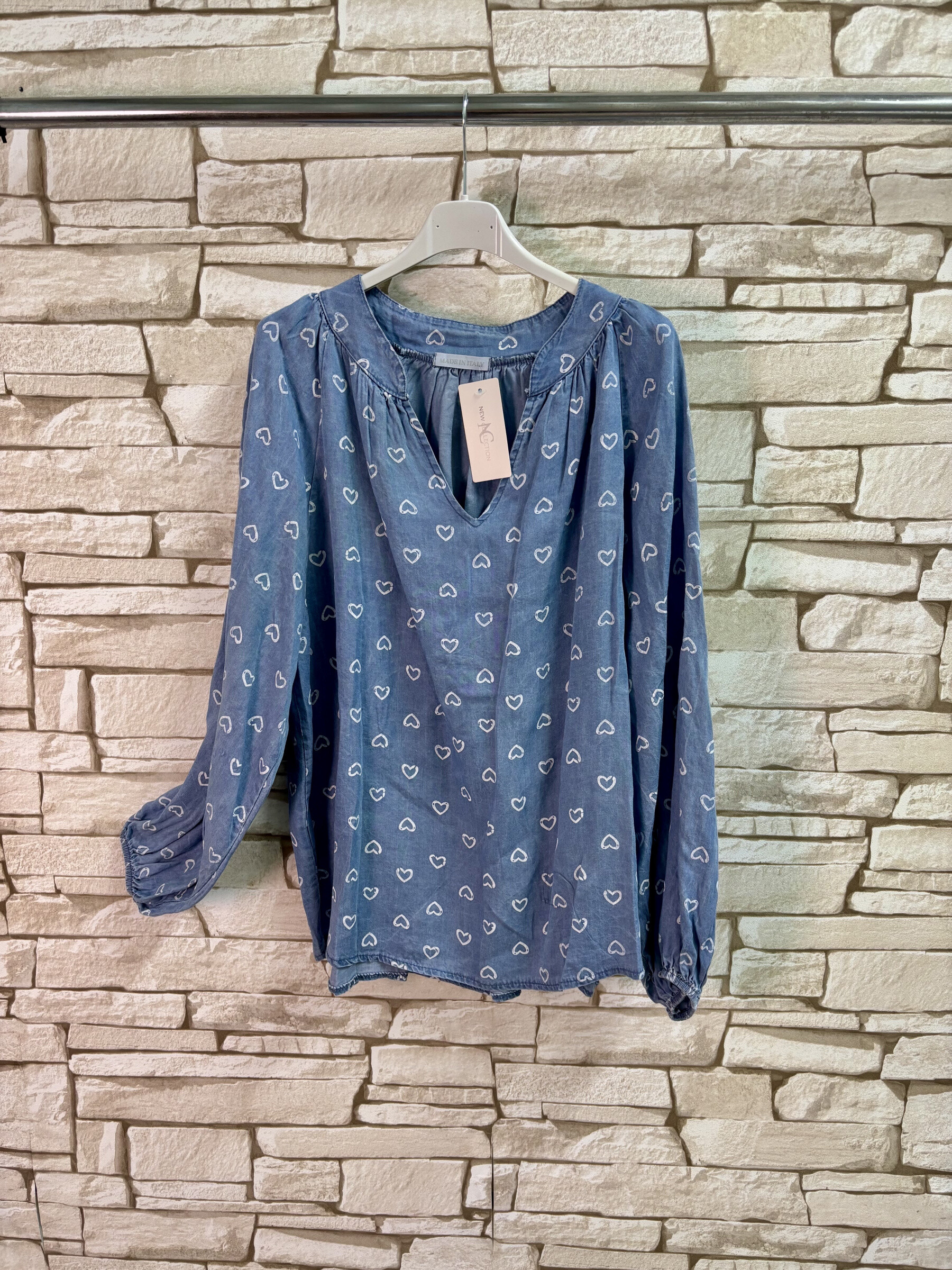 Wholesaler LYCHI - Blouse in Tencel prints the heart