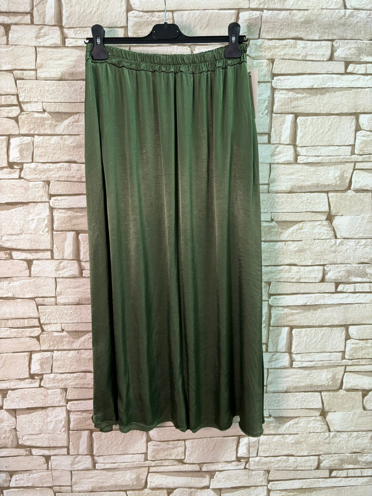 Grossiste LYCHI - JUPE EN VISCOSE SATINE, DEUX POCHE LE COTE