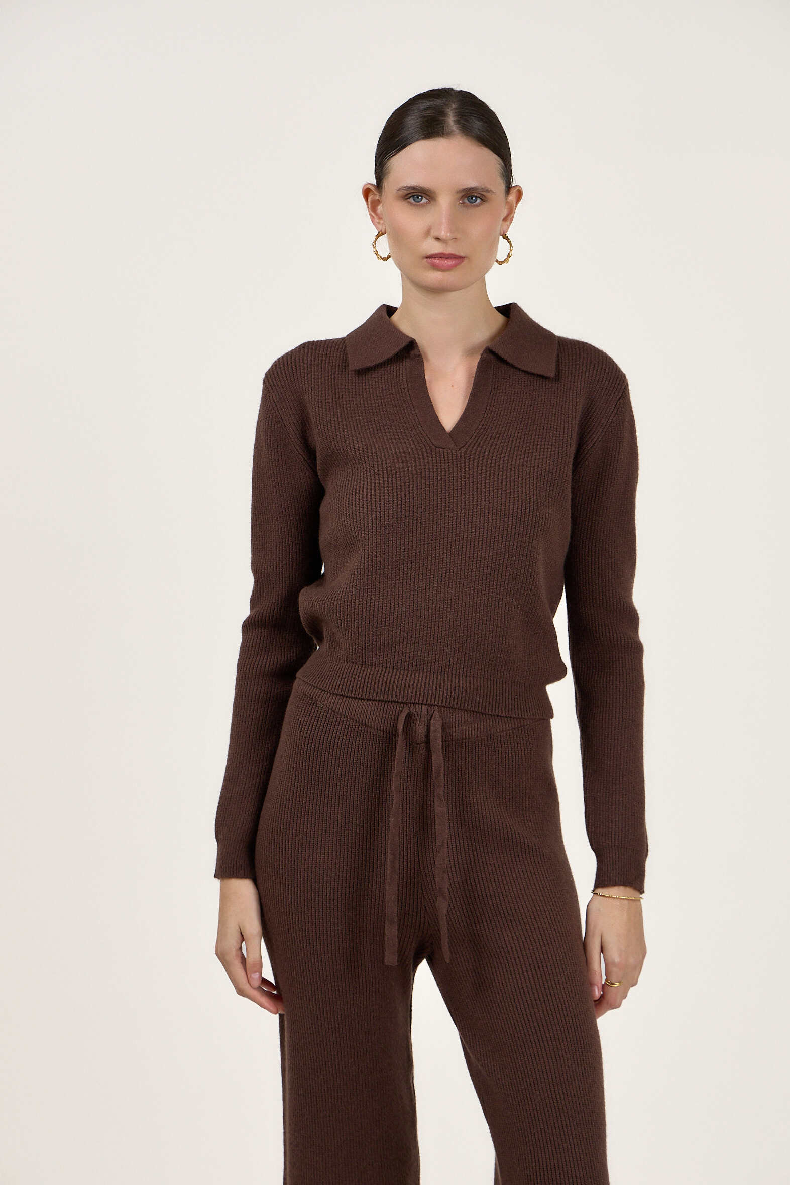 This ensemble features a turtleneck sweater and a long skirt. The long sleeves add style, while the soft knit ensures comfort and warmth. A timeless design, perfect for both casual and dressed-up looks.