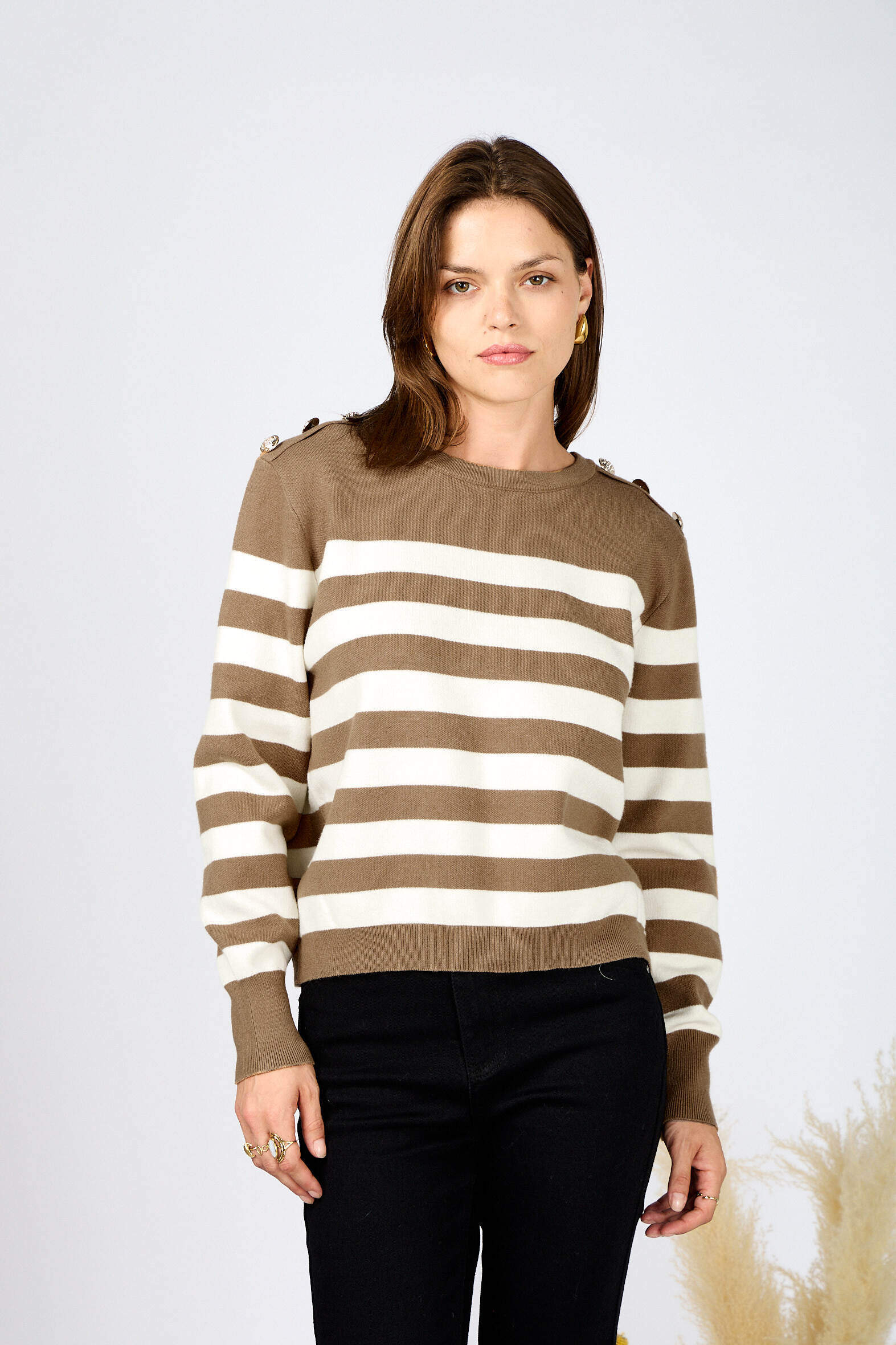 Grossista M&D FASHION - Maglione a righe con bottoni sulla spalla da donna