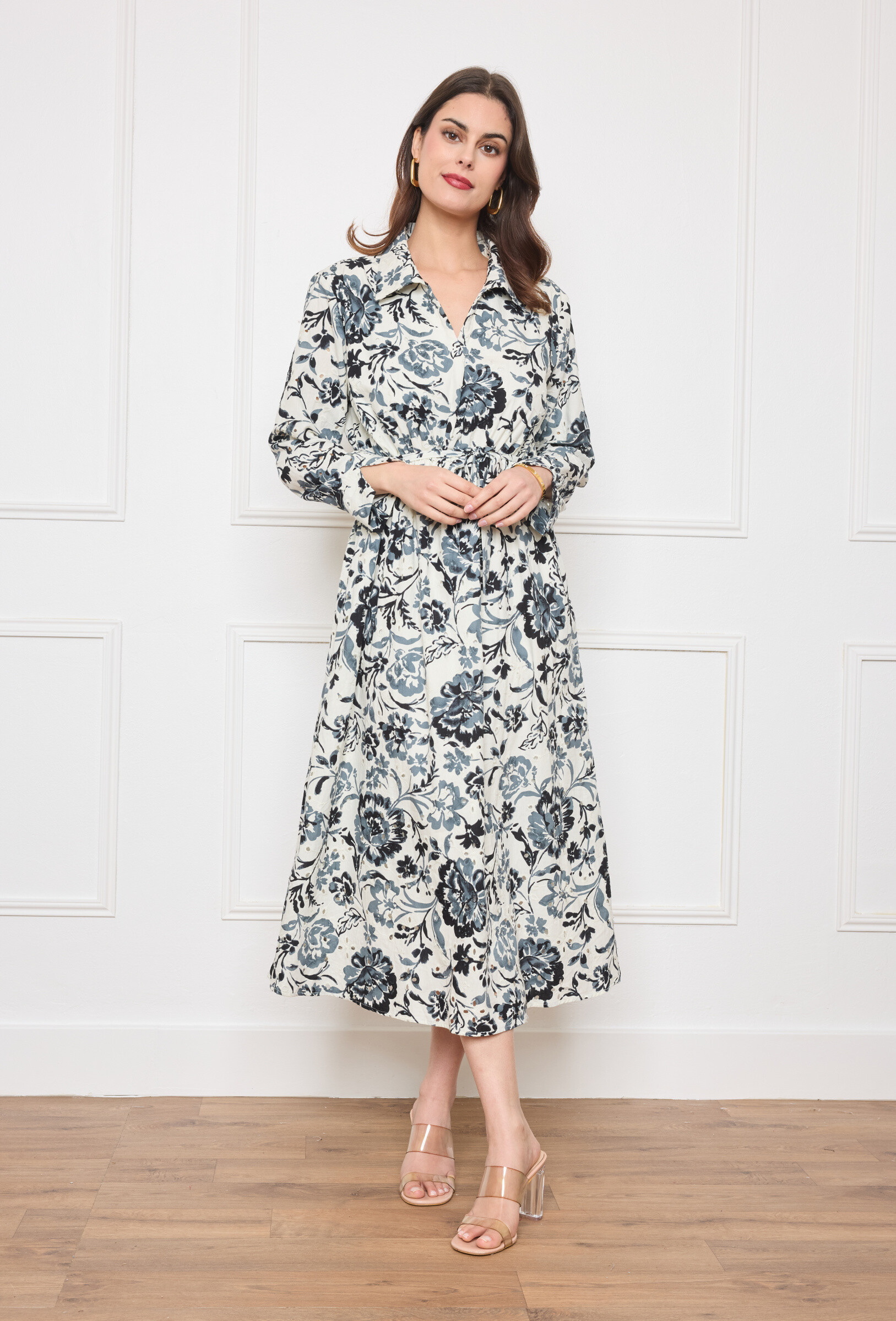 Wholesaler M&D FASHION - Elegant long dress with embroidery and lace
