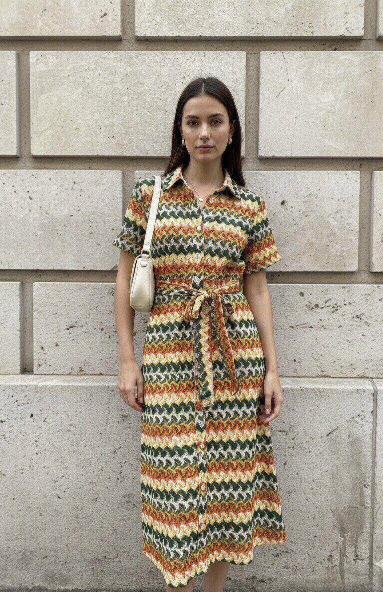 Grossiste M&D FASHION - Robe dentelle à manches courtes avec doublure