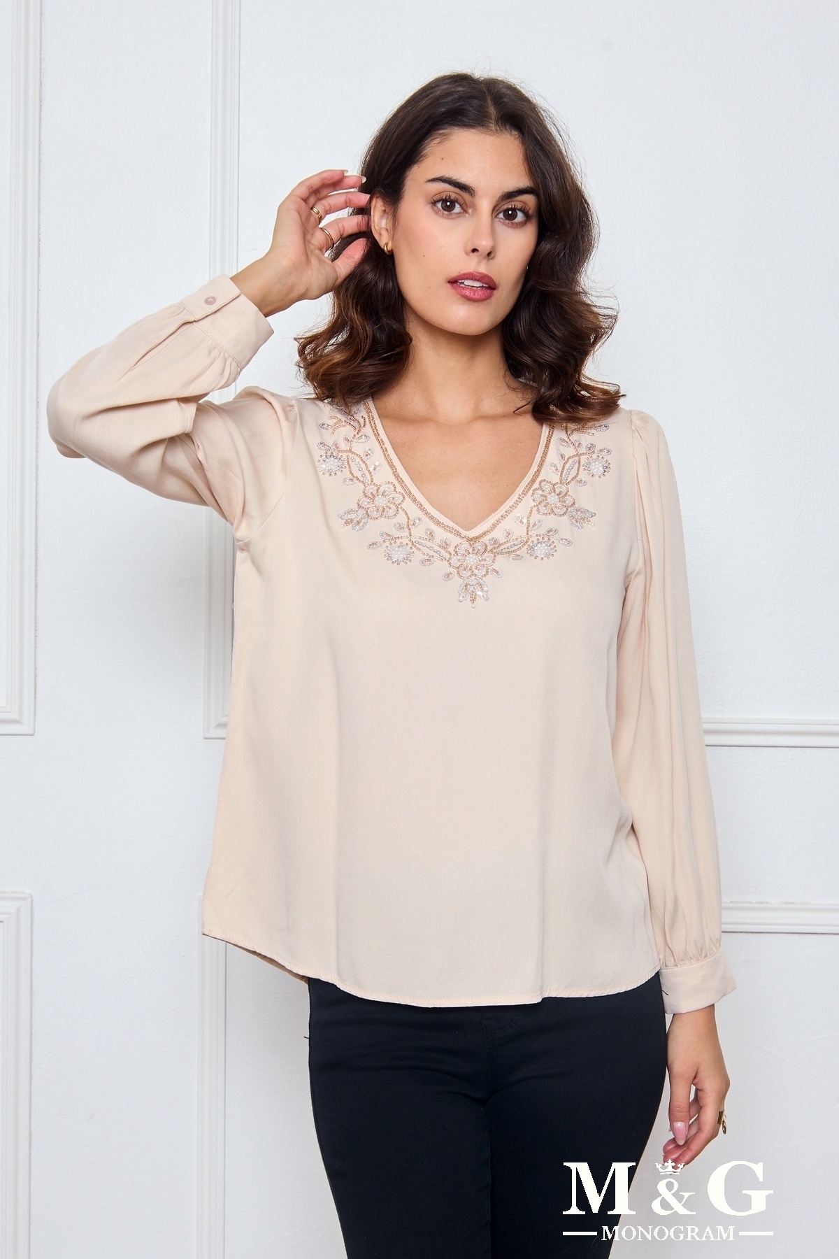 Blouse col V en viscose, broderie florale avec perles et sequins. La mannequin mesure 1.75m et porte du S. Longueur:61cm
