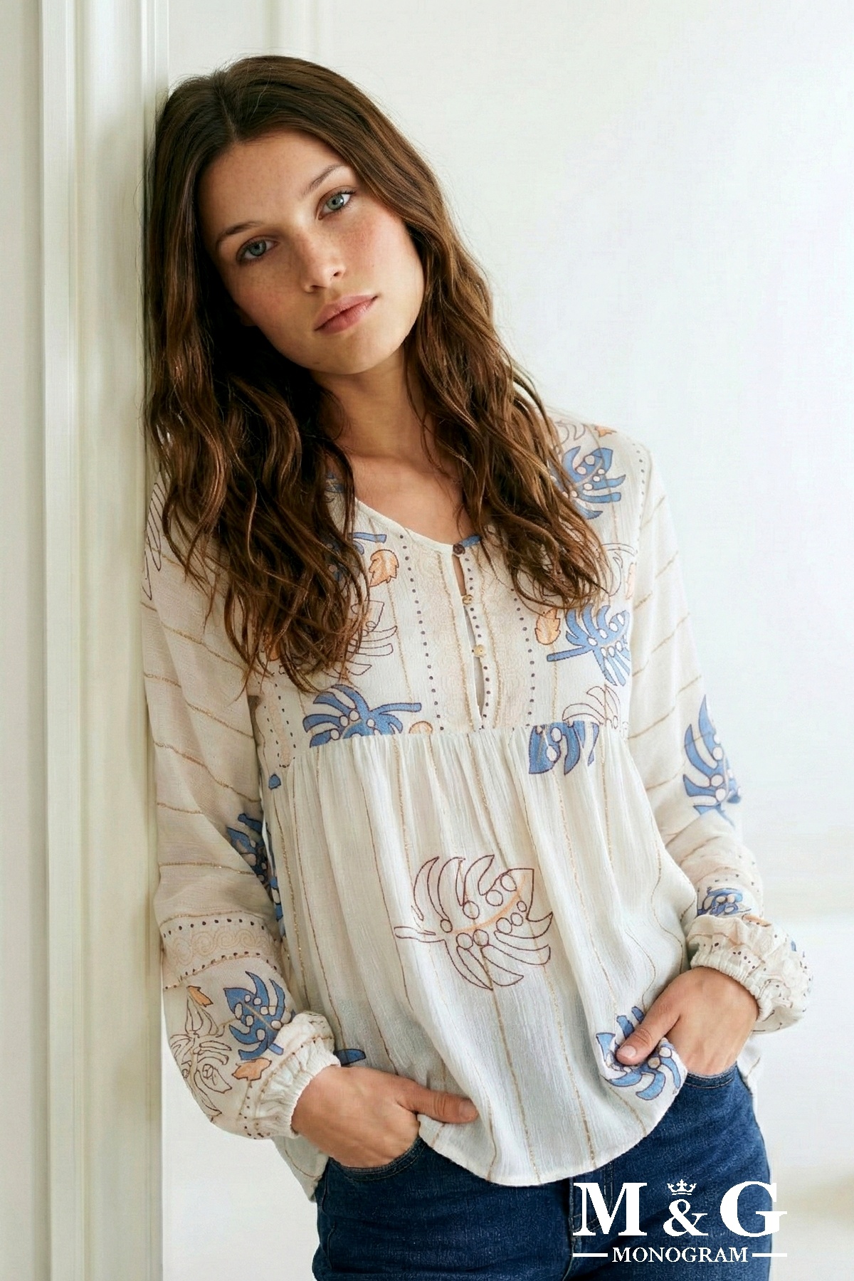 Grossiste M&G MONOGRAM - Blouse à découpe empire, manches évêque et fines rayures irisées
