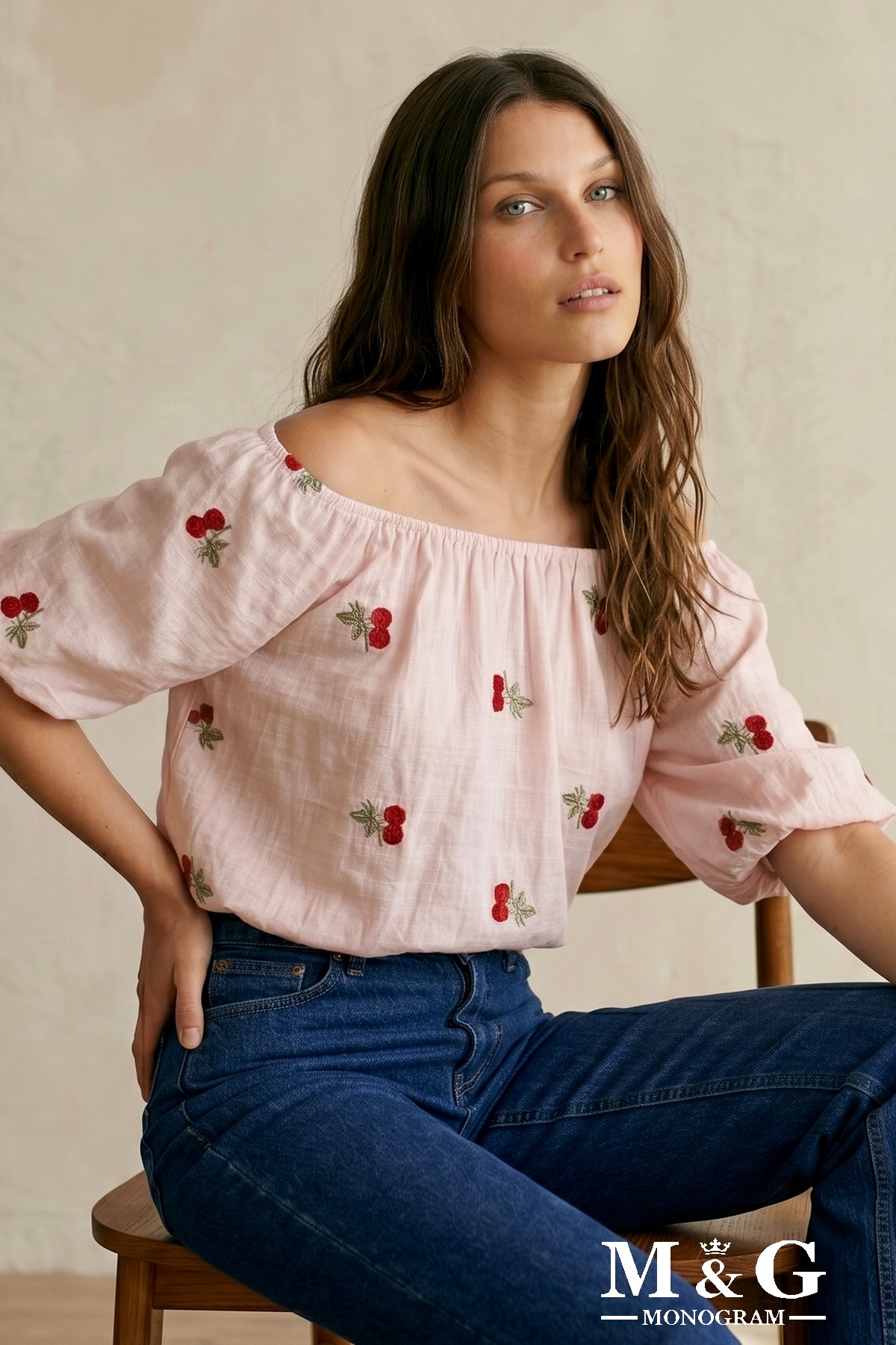 Grossiste M&G MONOGRAM - Blouse Tencel ample à encolure Bardot élastiquée et manches ballons, ornée d