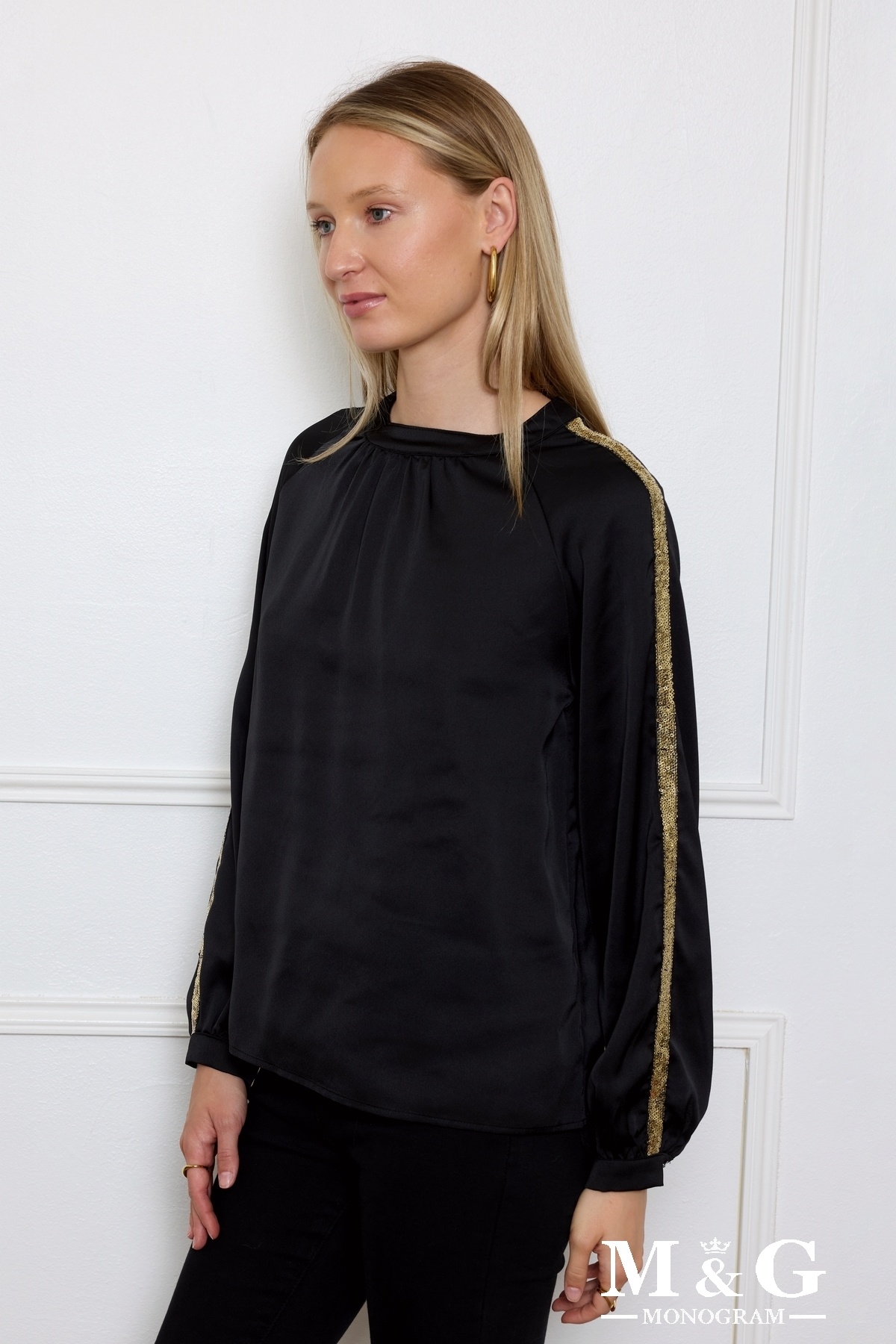 Blouse satinée élégante, accent de sequins aux manches, 97% polyester, 3% élasthanne. La mannequin mesure 1.77m et porte du S. Longueur:62cm