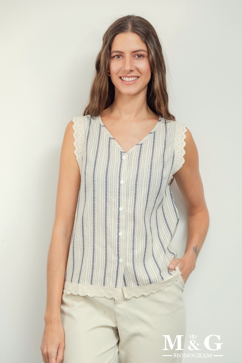 Sleeveless V -neck shirt with lace. The model measures 1.80m and wears of S. Length: 62cm
