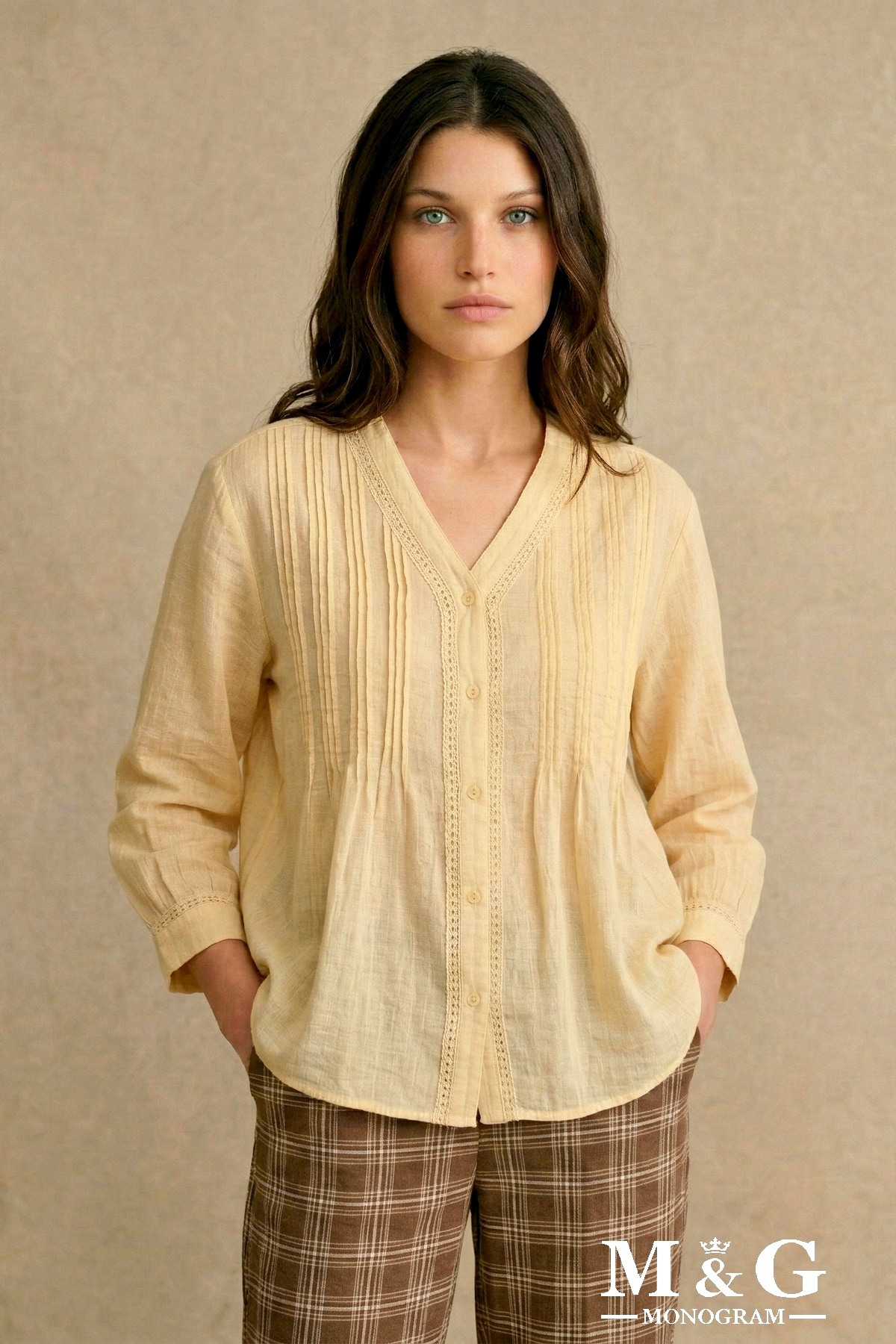 Grossiste M&G MONOGRAM - Chemise à manches 3/4 en gaze texturé avec plastron à plis religieux et inser
