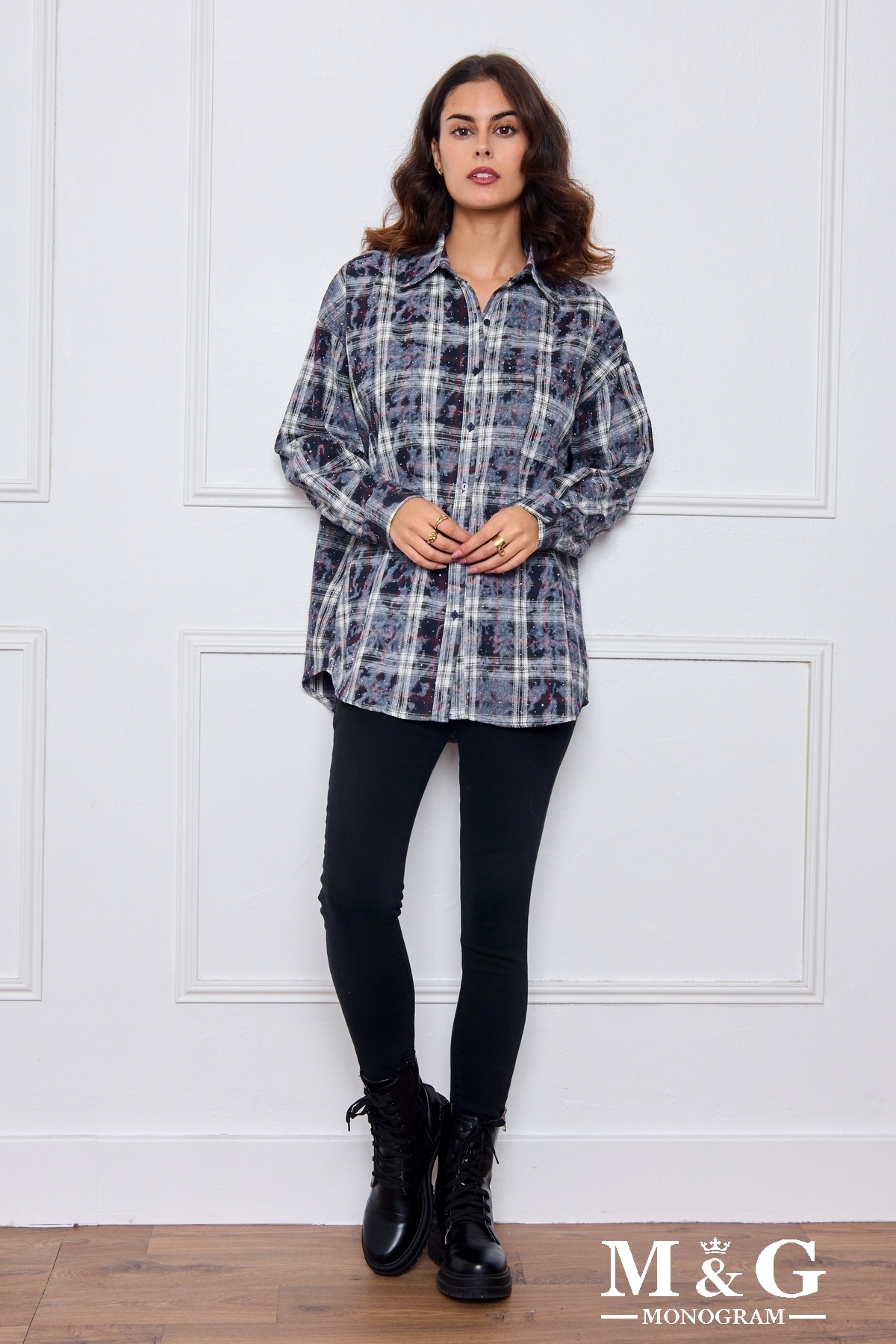 Chemise à carreaux ombrée, embelli de strass, en viscose et polyester. La mannequin mesure 1.75m et porte du S. Longueur:76cm