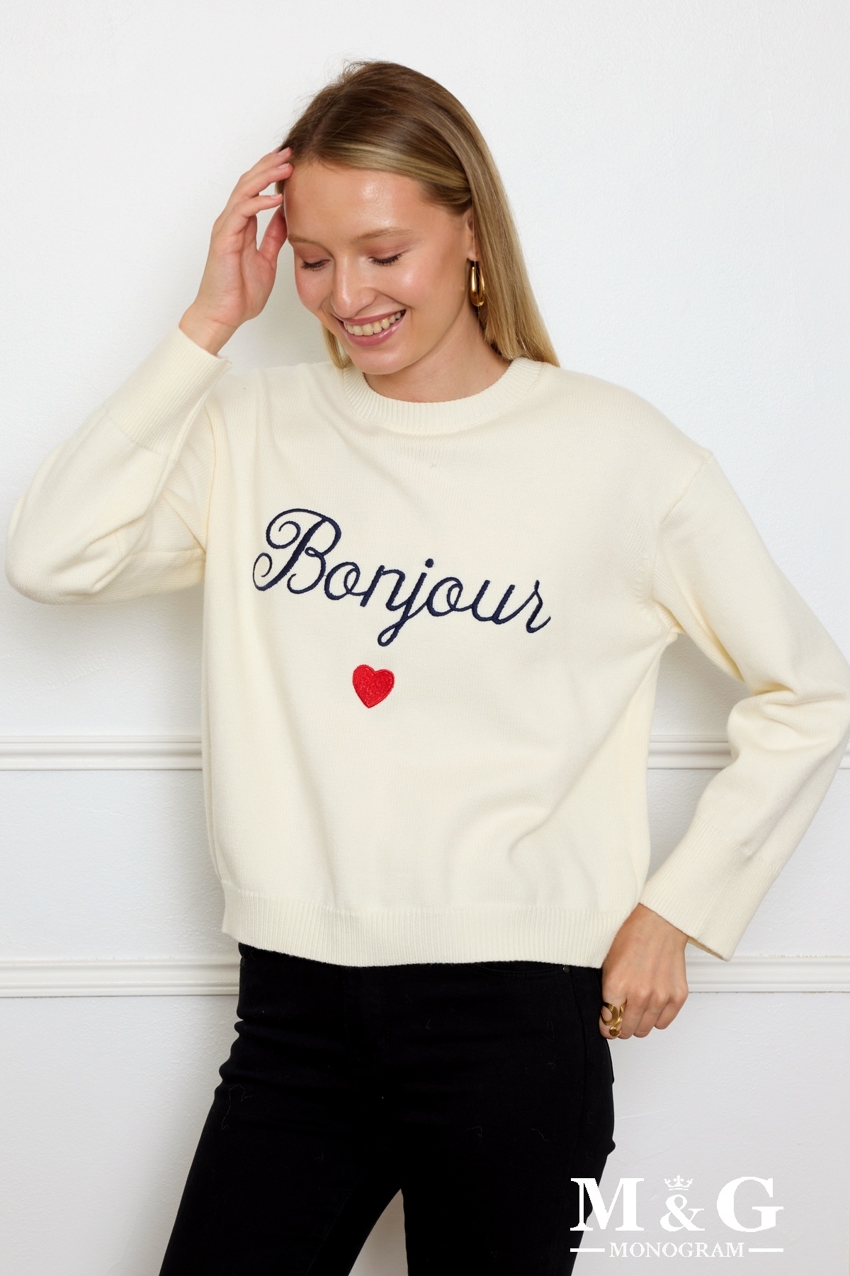 Pull « Bonjour » brodé pour femme, 50% viscose. Doux et élégant pour la saison froide. La mannequin mesure 1.77m, TU correspond à 38/42. Longueur:56cm