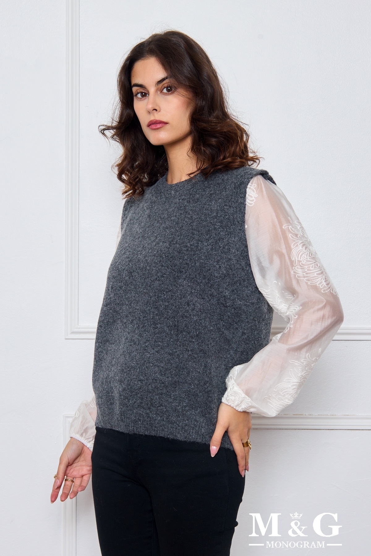 Pull élégant, laine et polyester, manches fleuries, idéal pour un hiver doux. La mannequin mesure 1.75m, TU correspond à 38/42. Longueur:60cm