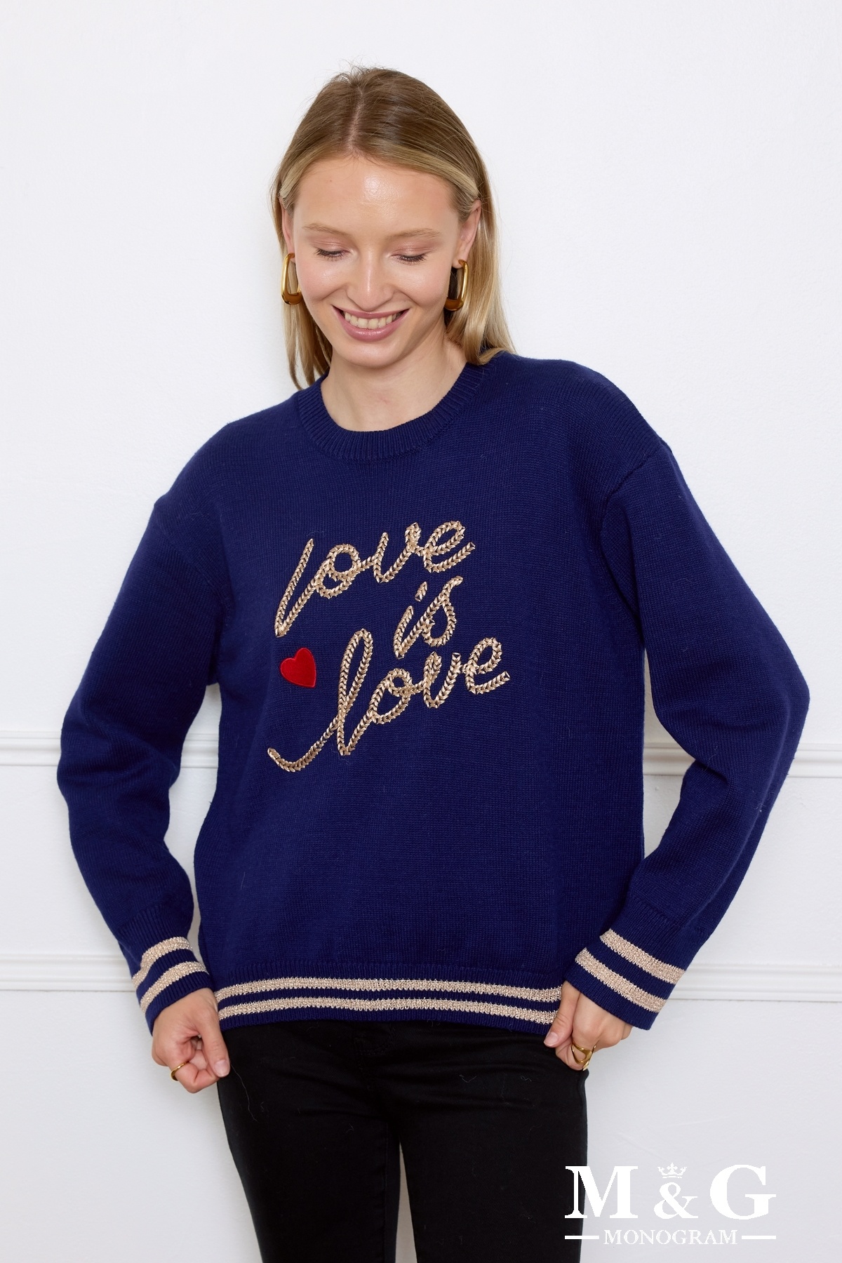Pull « Love Is Love » pour femme, tissu doux en viscose et polyamide, détails dorés. La mannequin mesure 1.77m, TU correspond à 38/42. Longueur:57cm