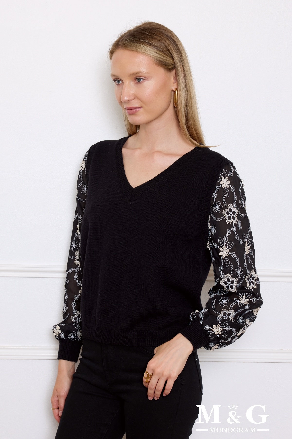 Pull col V bi-matières avec fleurs brodées aux manches | Paris Fashion ...