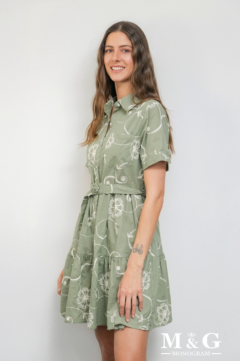 Cotton dress short sleeves with embroidered flowers. The model measures 1.80m and wears of S. Length: 92cm