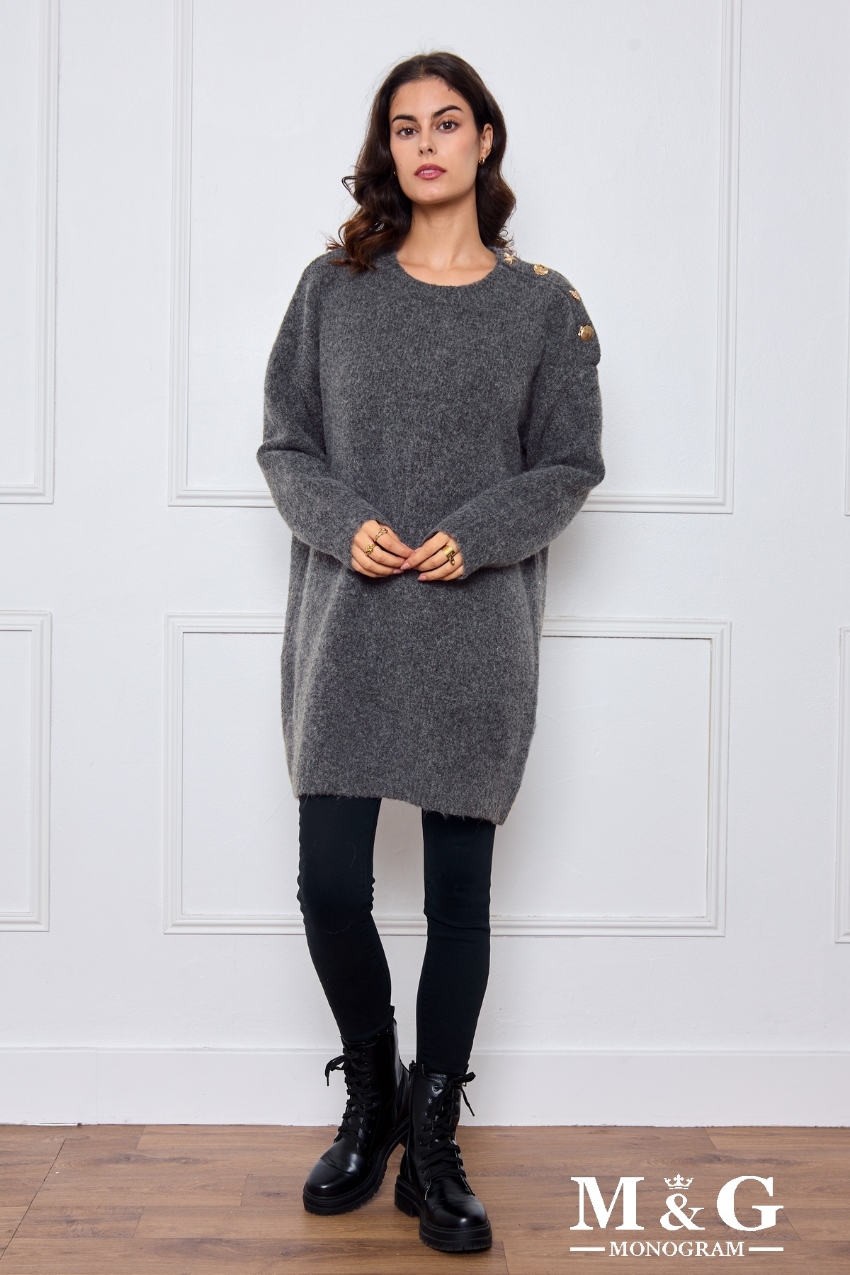 Cozy sweater dress, wool and polyester blend, decorative shoulder buttons. The model is 1.75m tall, one size fits 38/42. Length: 85cm