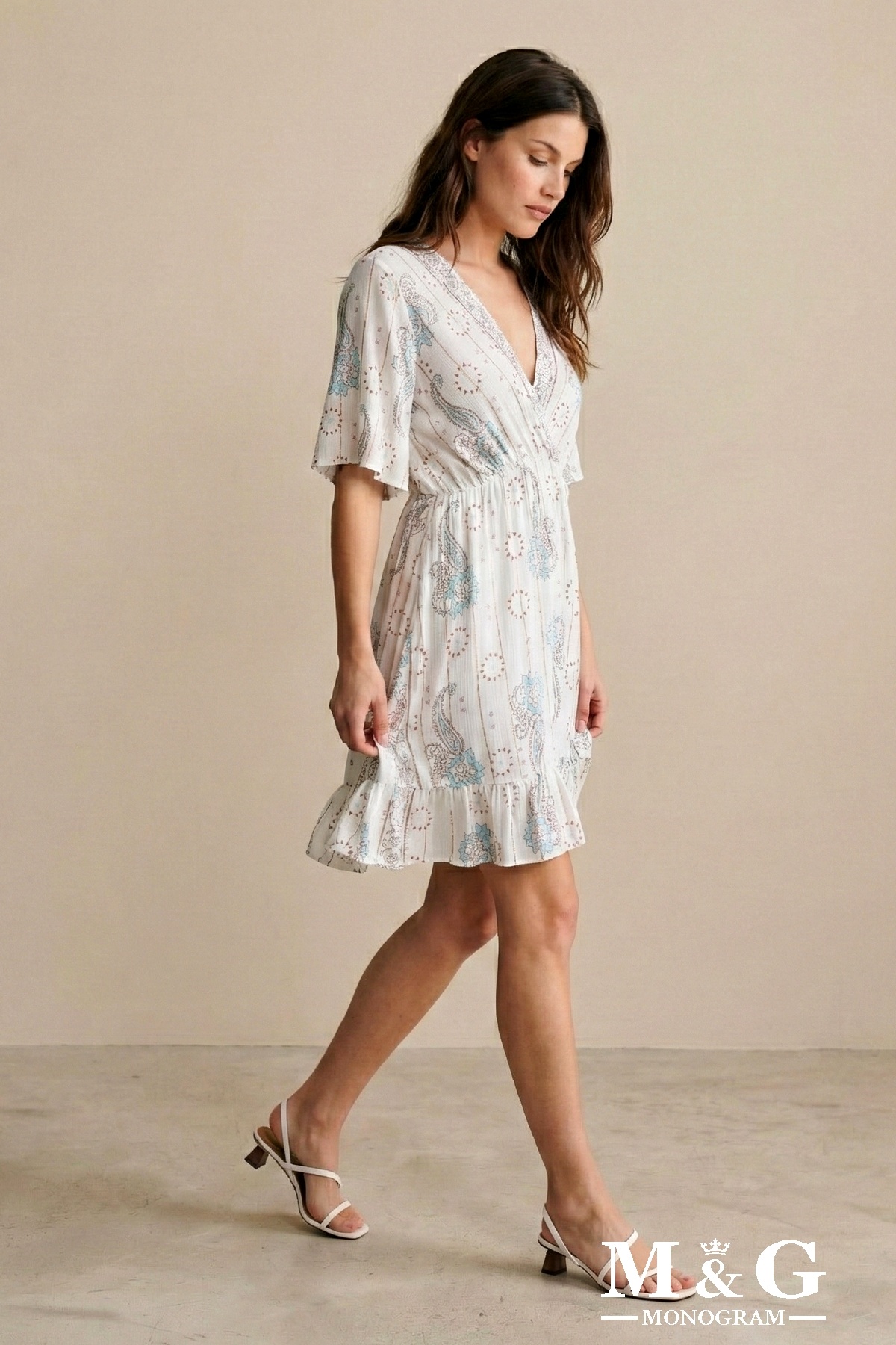 Grossiste M&G MONOGRAM - Robe courte fluide coupe cache-cœur imprimée Paisley avec rayures irisées, manches cloches et base à volants
