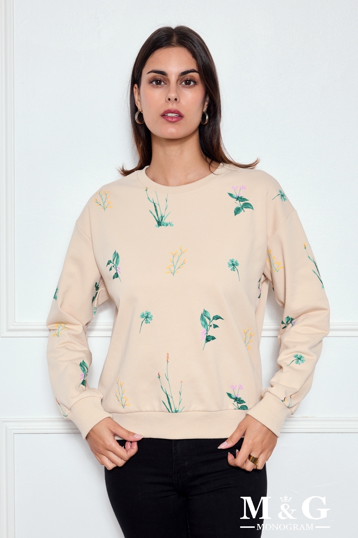 Sweat féminin imprimé floral, coton et polyester. La mannequin mesure 1.75m et porte du S. Longueur:60cm