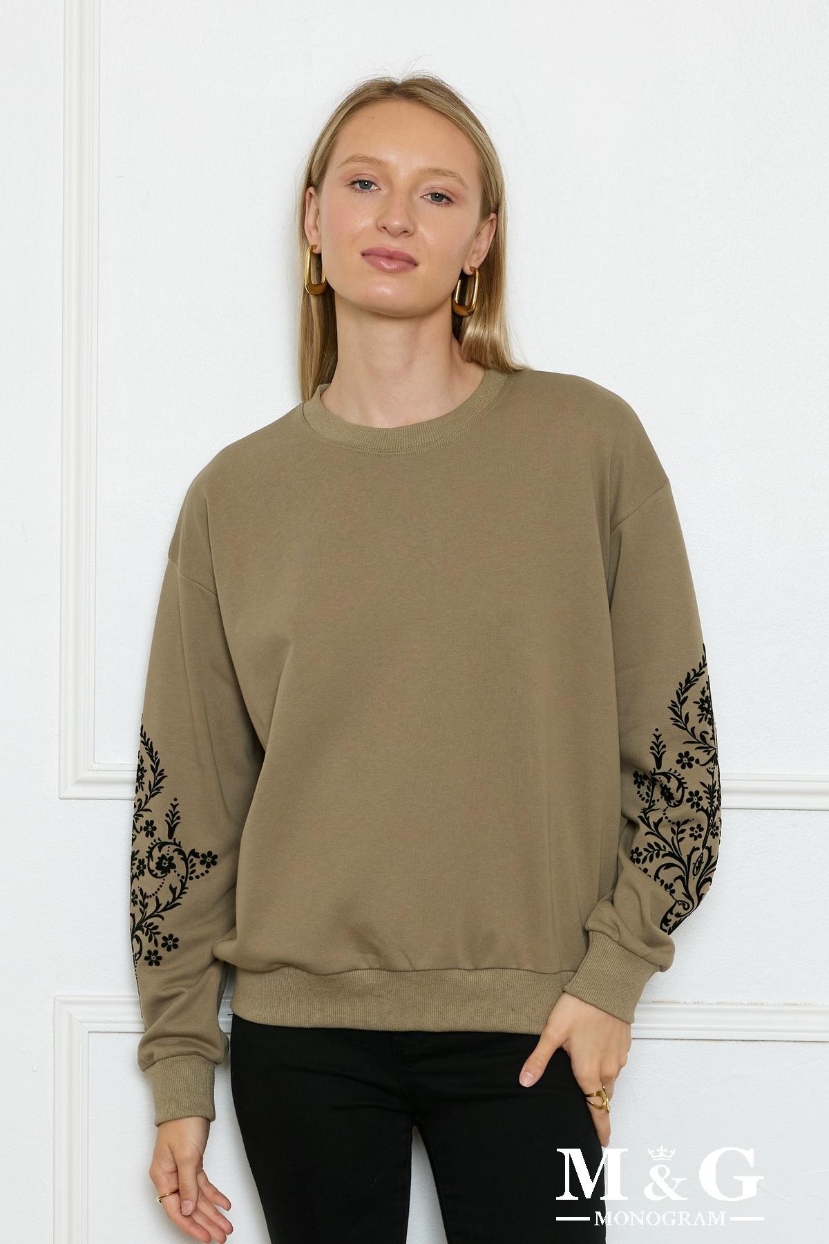 Sweat féminin, coton-polyester, motifs arabesques floqués aux manches. La mannequin mesure 1.77m et porte du S. Longueur:60cm