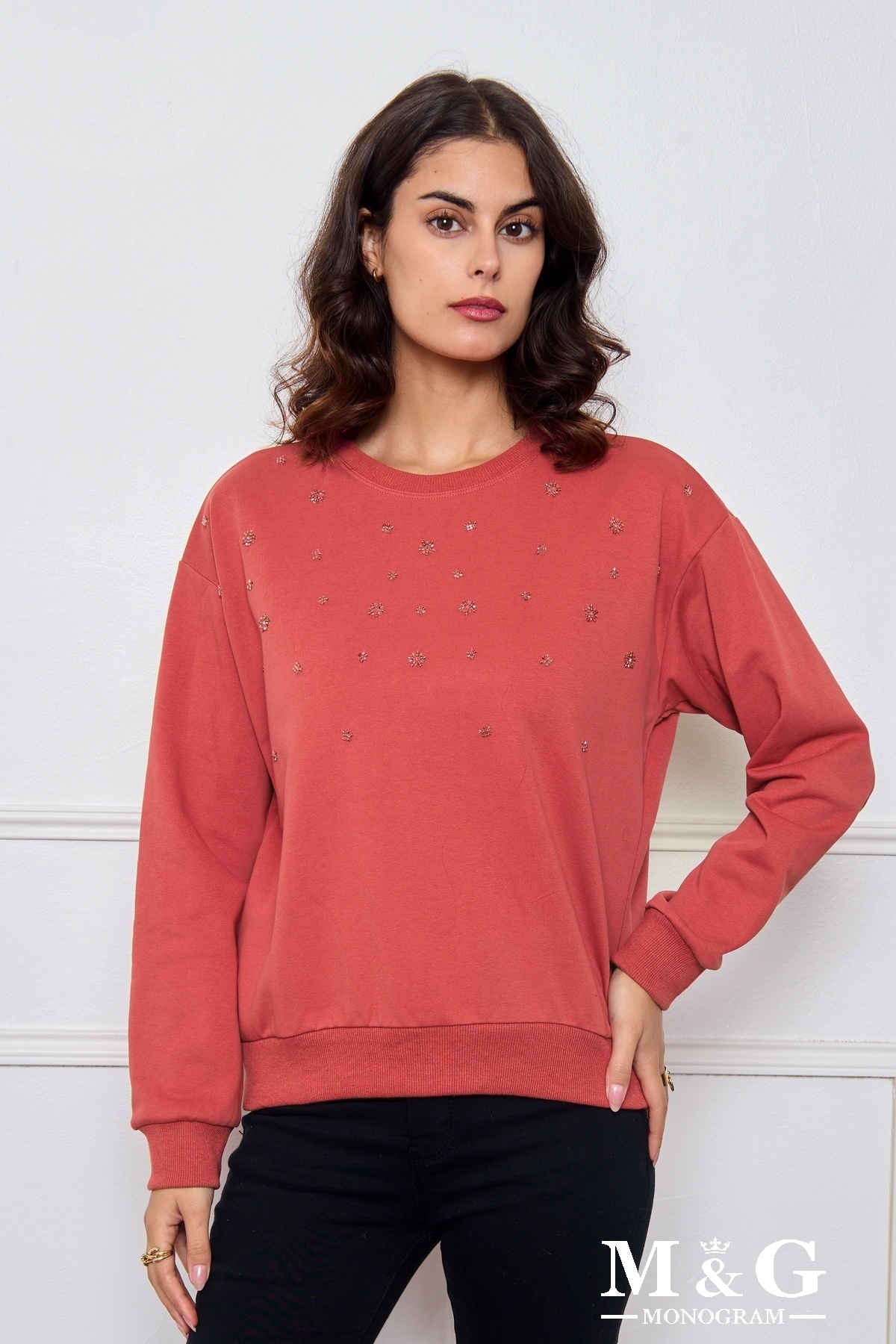 Elegant women's sweatshirt, cotton-polyester, adorned with pearls. The model is 1.75m tall and wears size S. Length: 60cm