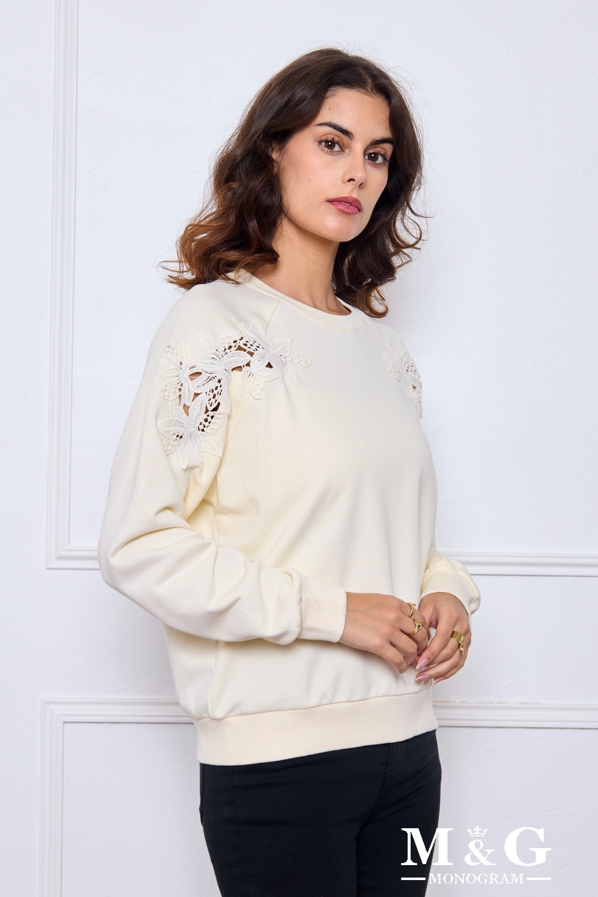 Sweat douillet en coton (80%) et polyester, orné de fleurs brodées. La mannequin mesure 1.75m et porte du S. Longueur:60cm