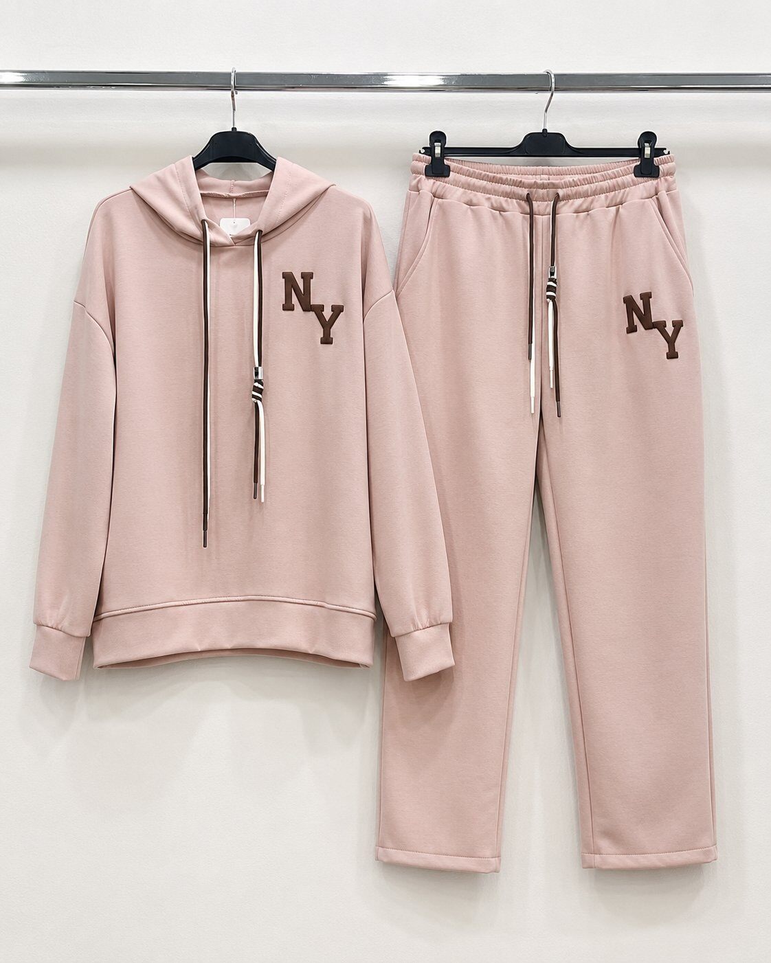 Wholesaler M&G Pronto Moda - Women's two-piece sports set with hoodie and matching pants – NY Detail