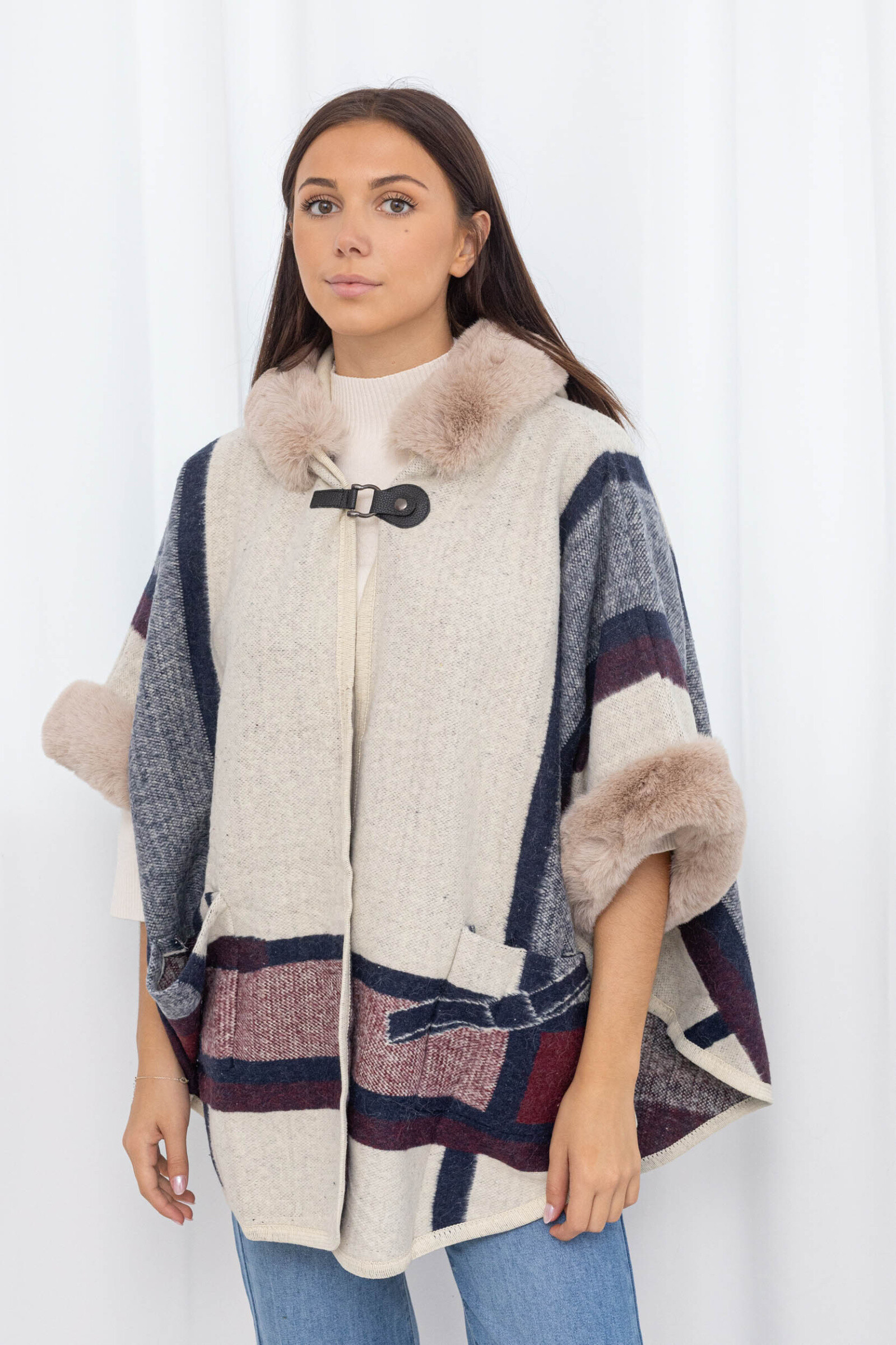 Grossiste M&P Accessoires - Poncho cape à fausse fourrure et capuche imprimé