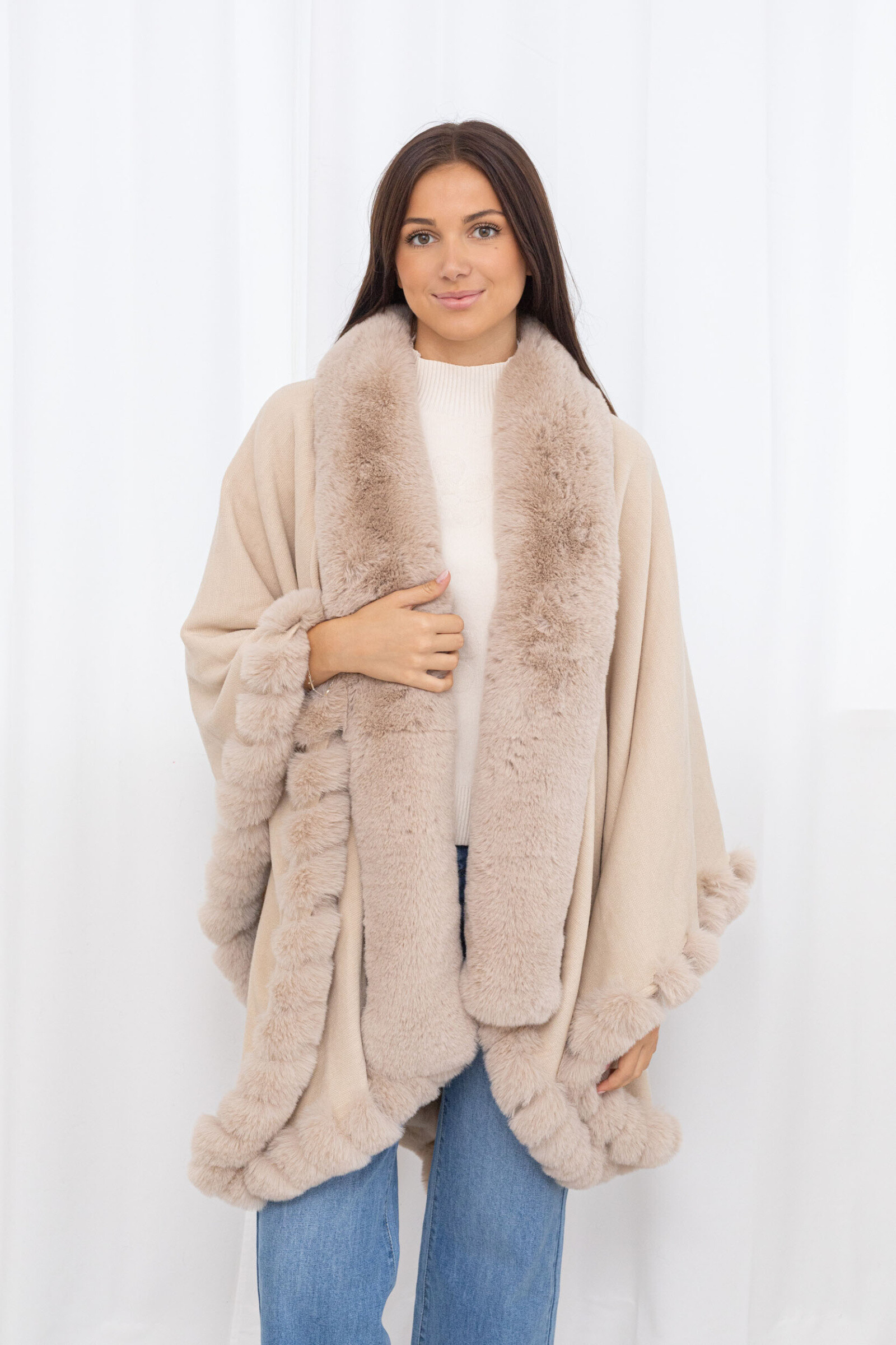 Grossiste M&P Accessoires - Grande cape poncho à fausse fourrure unie