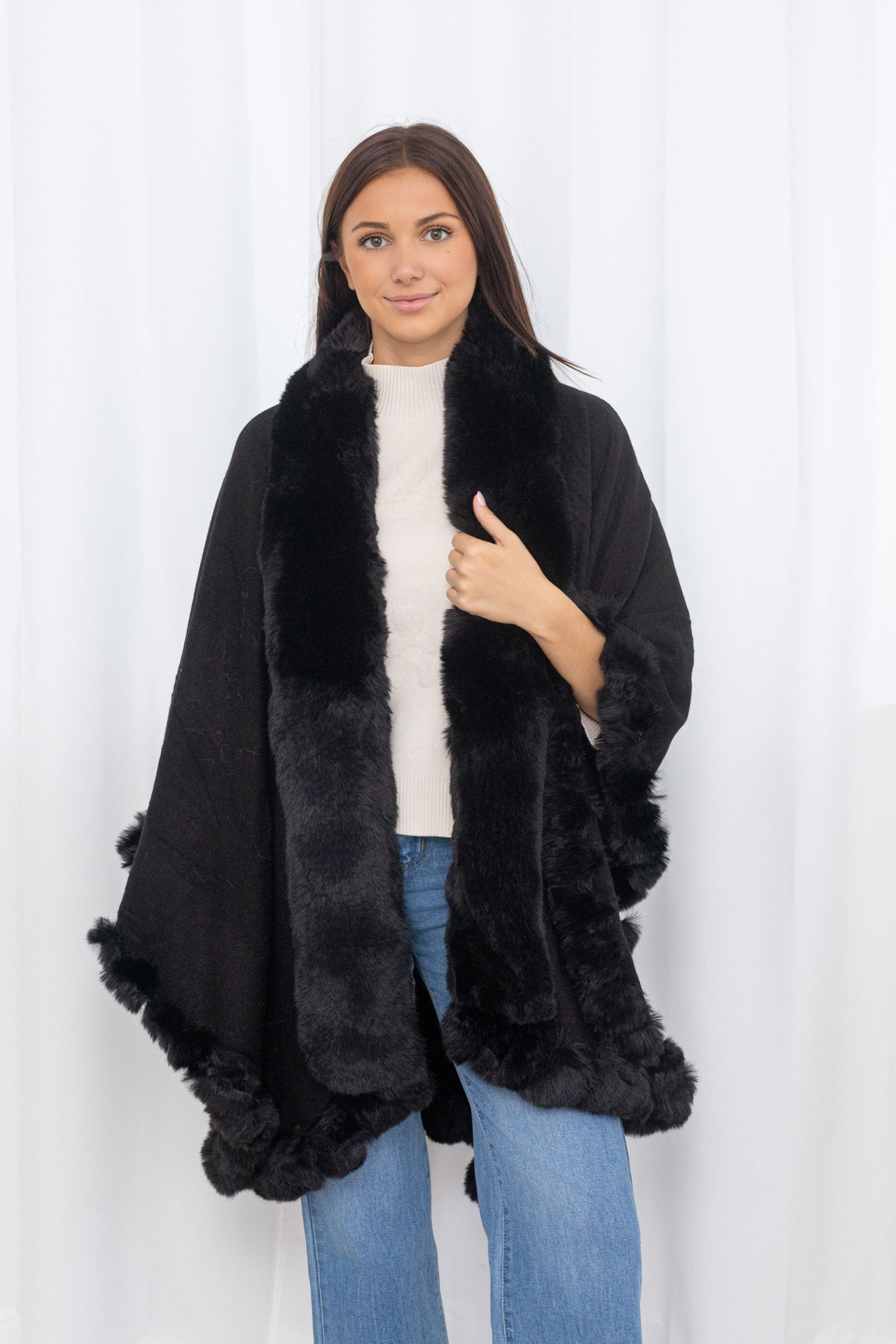 Grossiste M&P Accessoires - Grande cape poncho à fausse fourrure unie