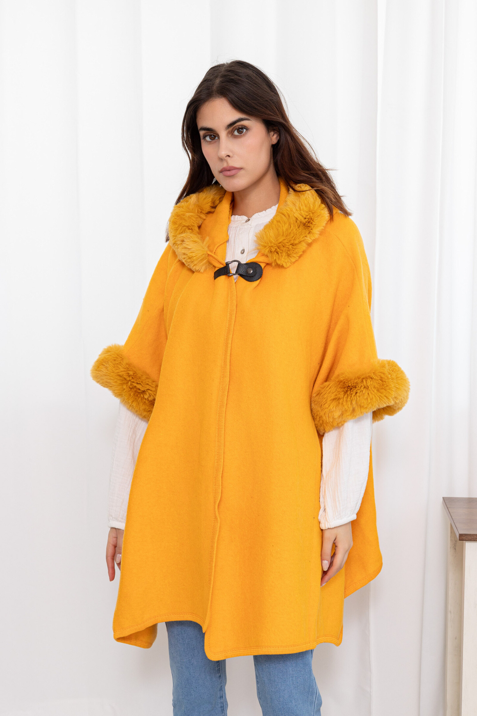 Grossiste M&P Accessoires - Cape à fausse fourrure et capuche