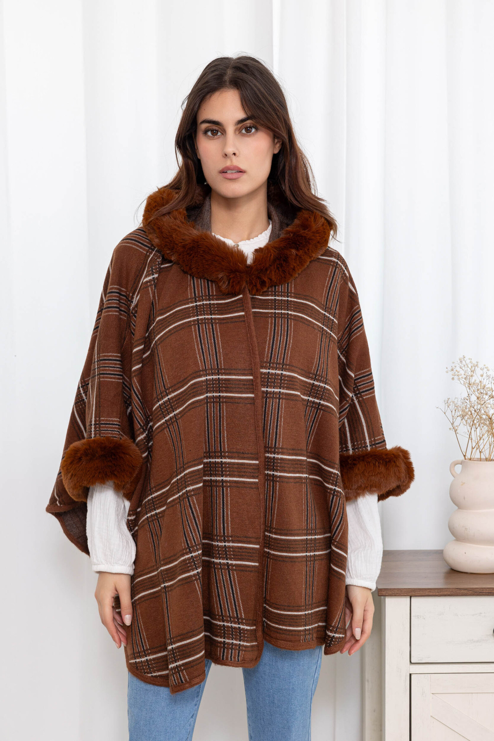 Grossiste M&P Accessoires - Poncho cape à fausse fourrure et capuche imprimé carreaux