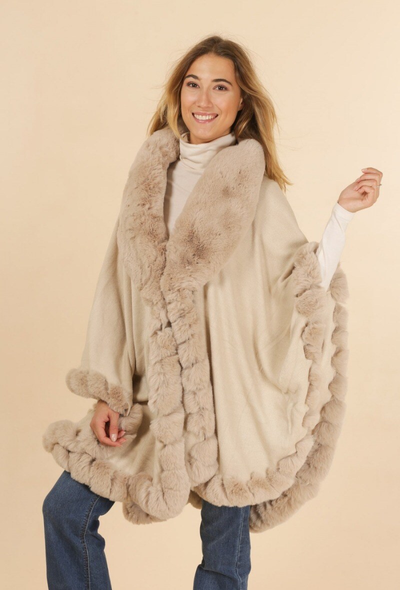 Grossiste M&P Accessoires - Grande cape poncho à fausse fourrure unie