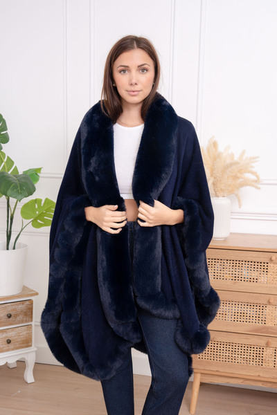 Grossiste M&P Accessoires - Grande cape poncho à fausse fourrure unie Grossiste M&P Accessoires - Grande cape poncho à fausse fourrure unie