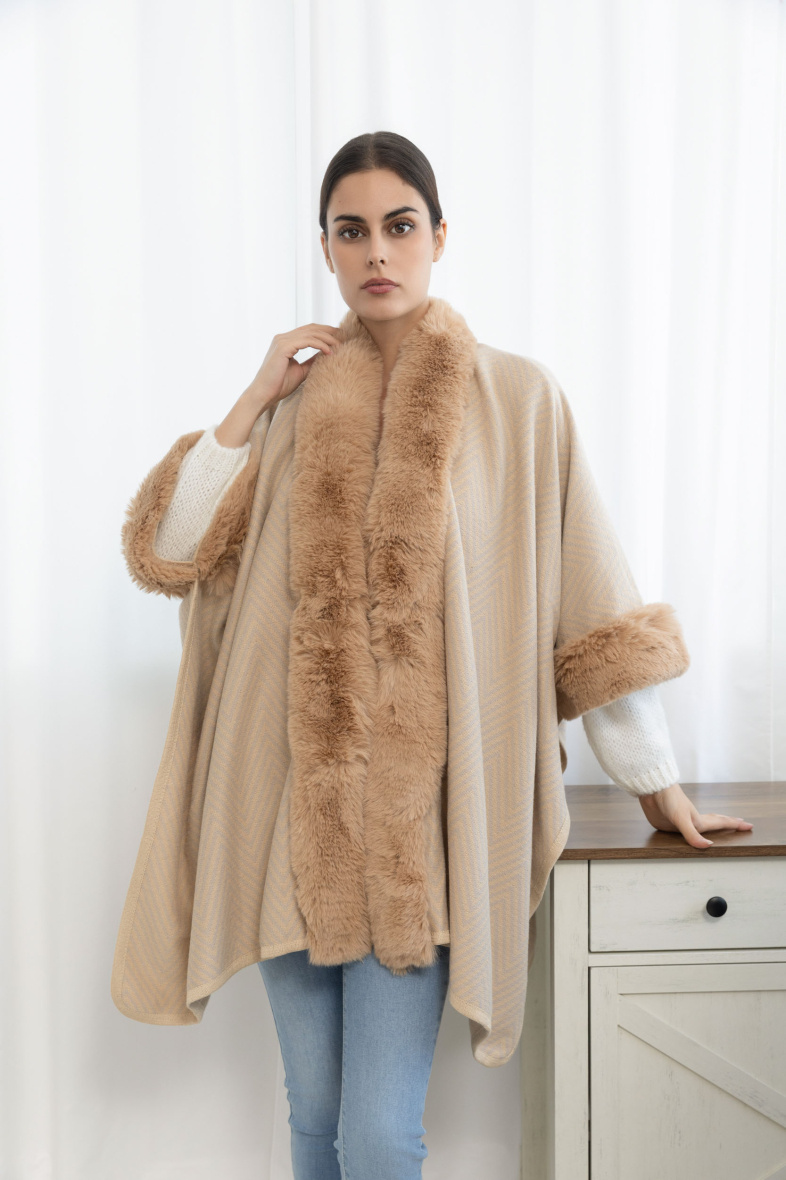 Grossiste M&P Accessoires - Poncho ouvert avec fausse fourrure imprimé zigzag