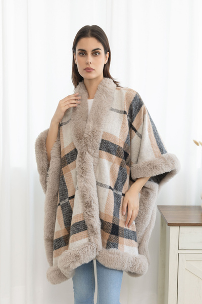 Grossiste M&P Accessoires - Poncho cape avec fausse fourrure imprimé carreaux Grossiste M&P Accessoires - Poncho cape avec fausse fourrure imprimé carreaux