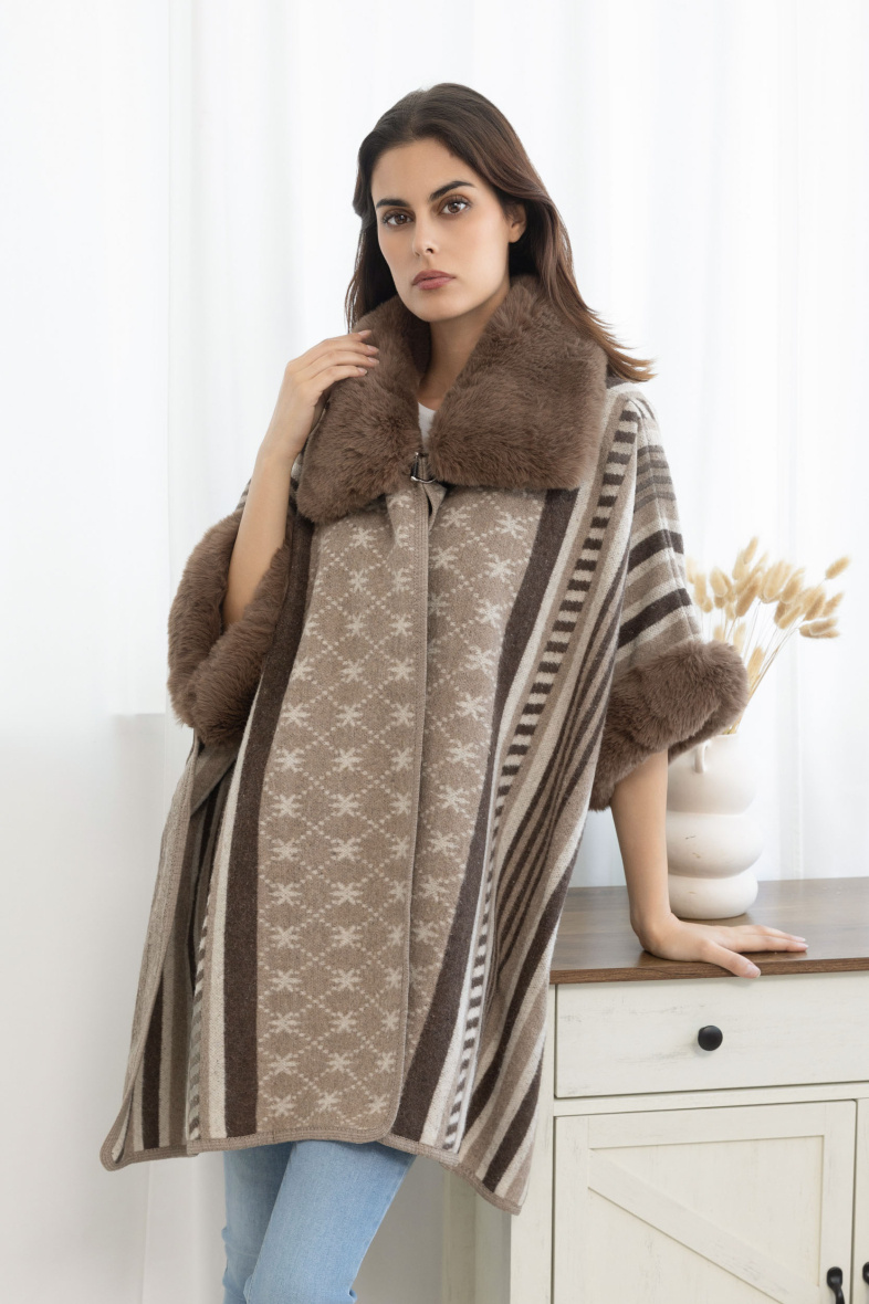 Grossiste M&P Accessoires - Poncho cape avec grand col fausse fourrure imprimé rayure et fleur