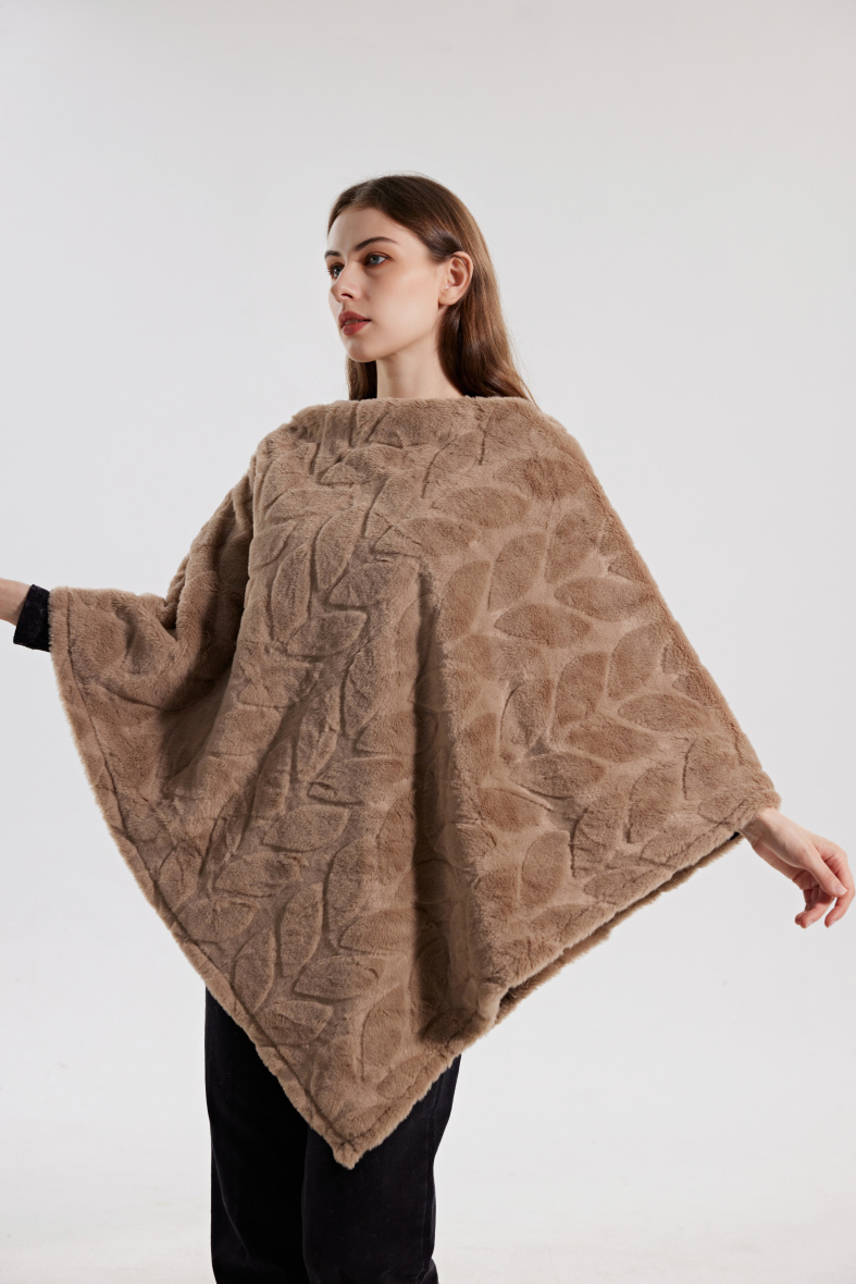 Grossiste M&P Accessoires - Poncho en fausse fourrure texturée motif grande feuille